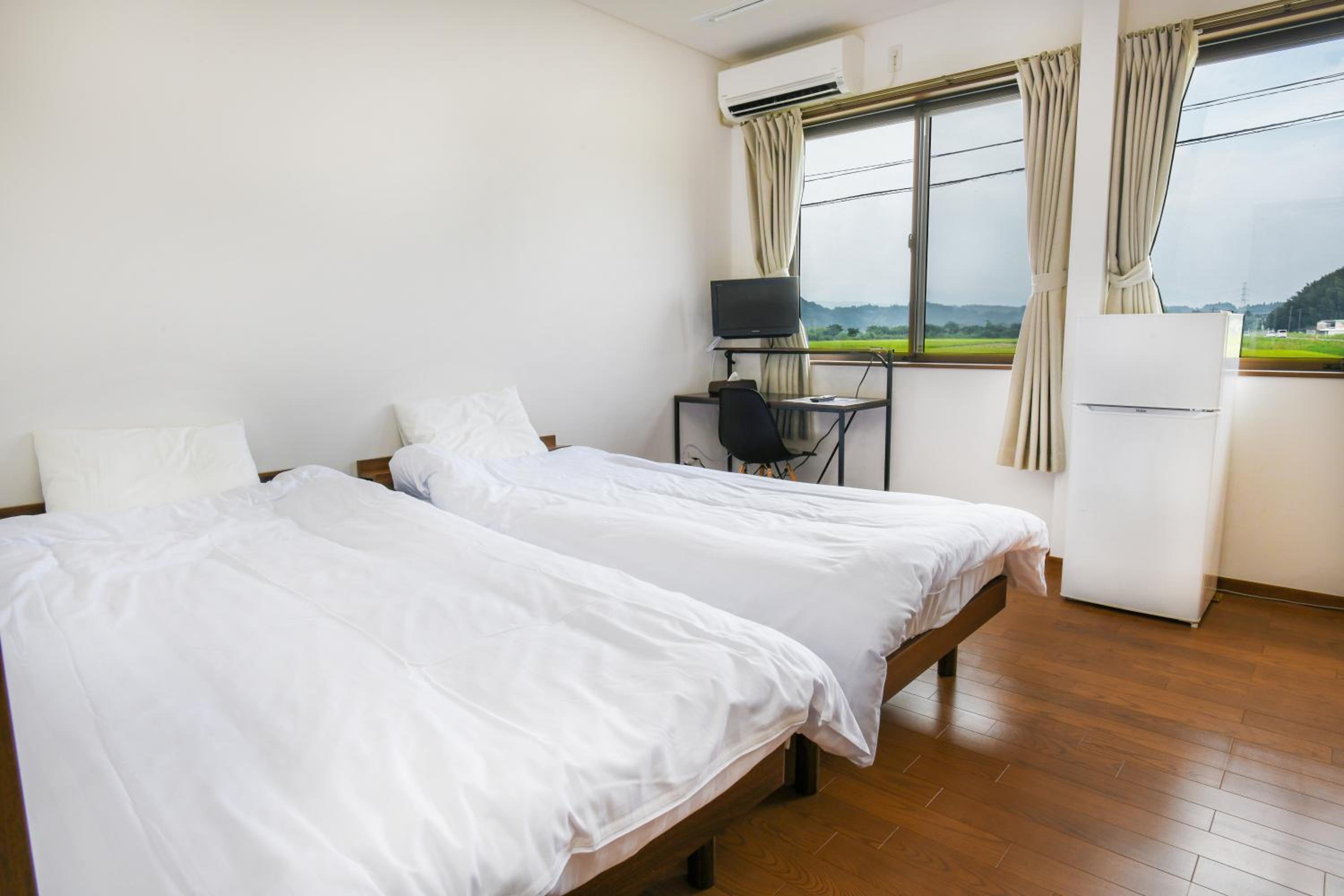 Standard Twin Room with Shared Bathroom - Photo 5
