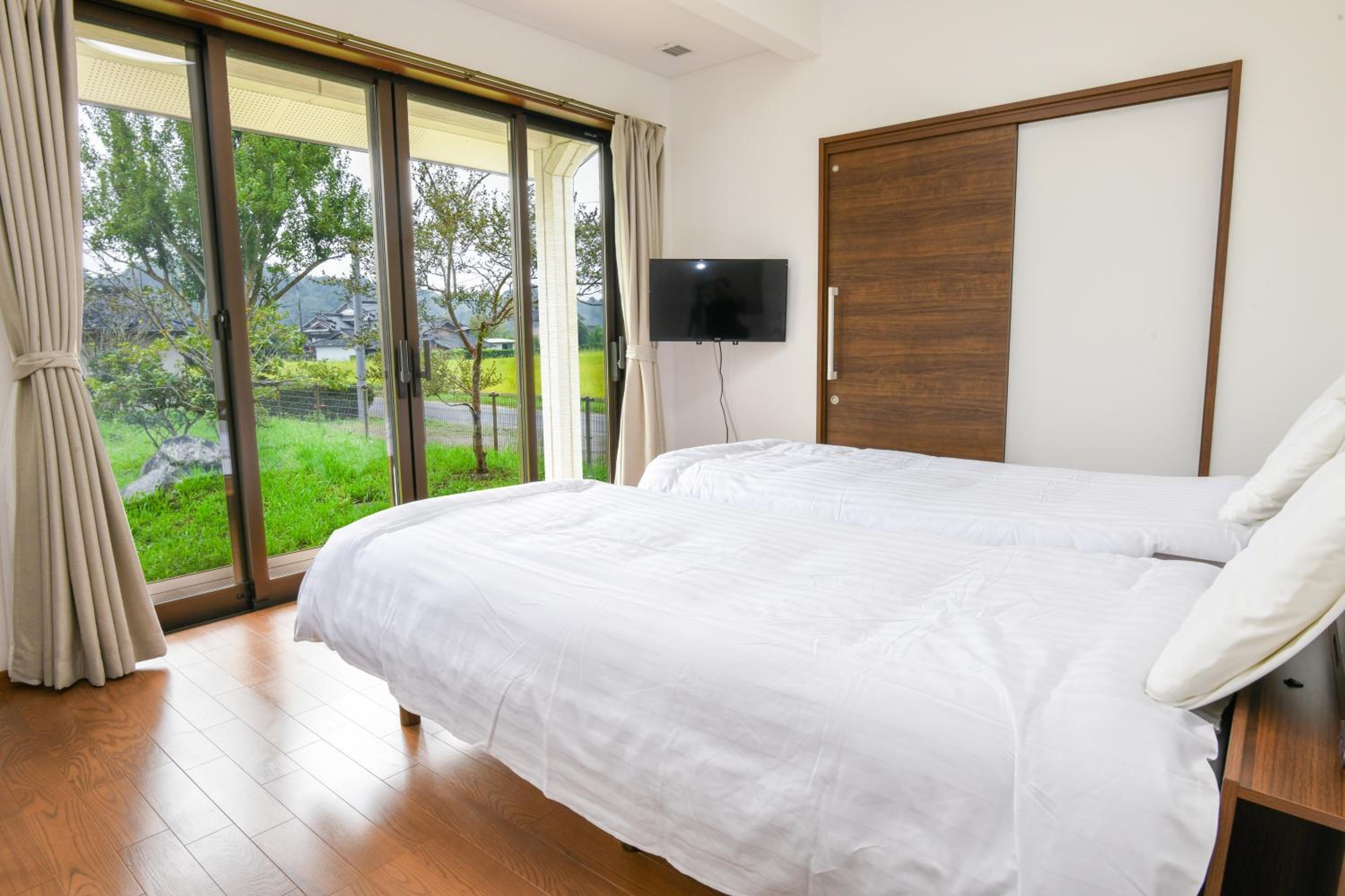 Standard Twin Room with Shared Bathroom - Photo 1