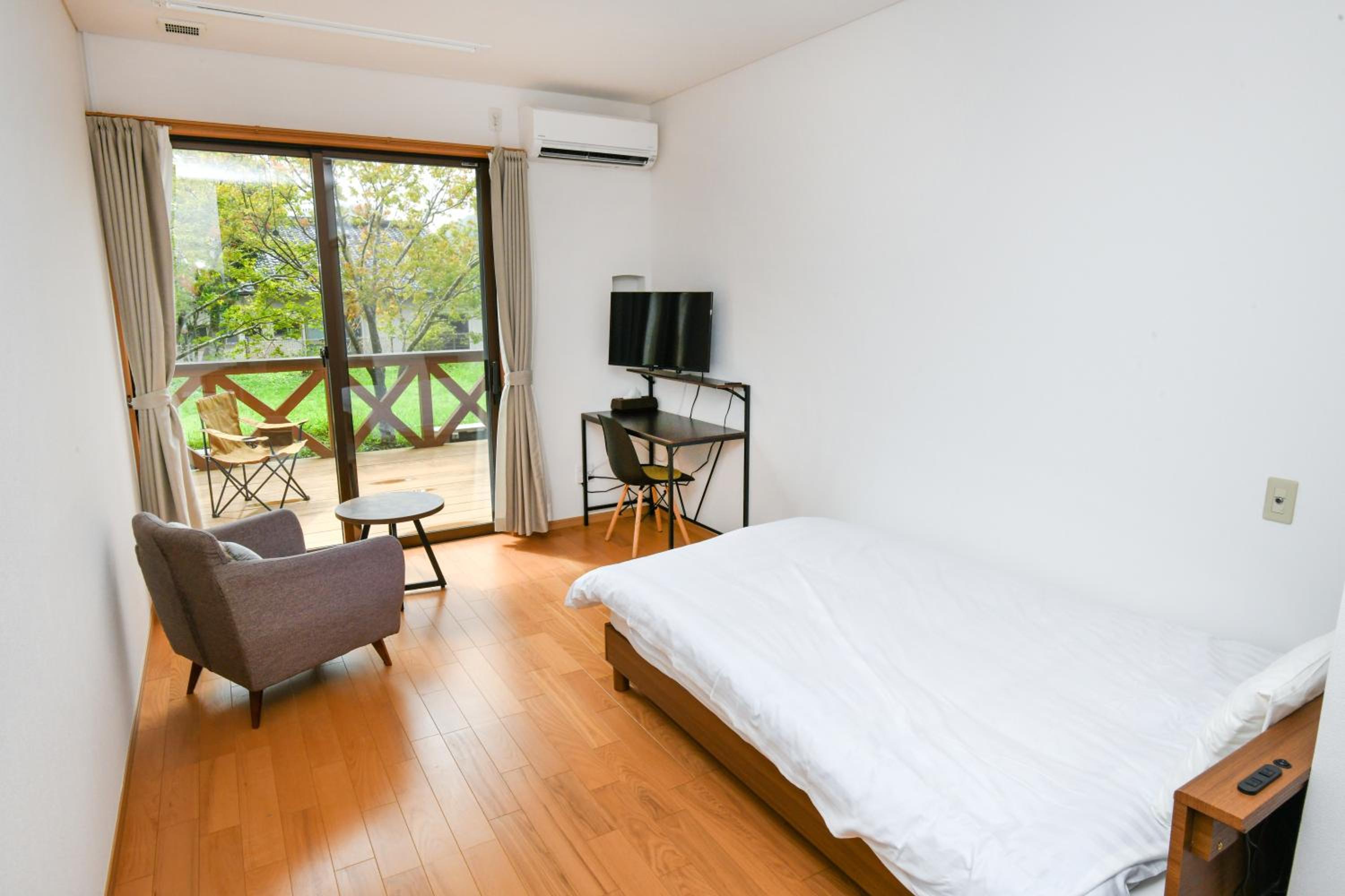 Single Room with Shared Bathroom