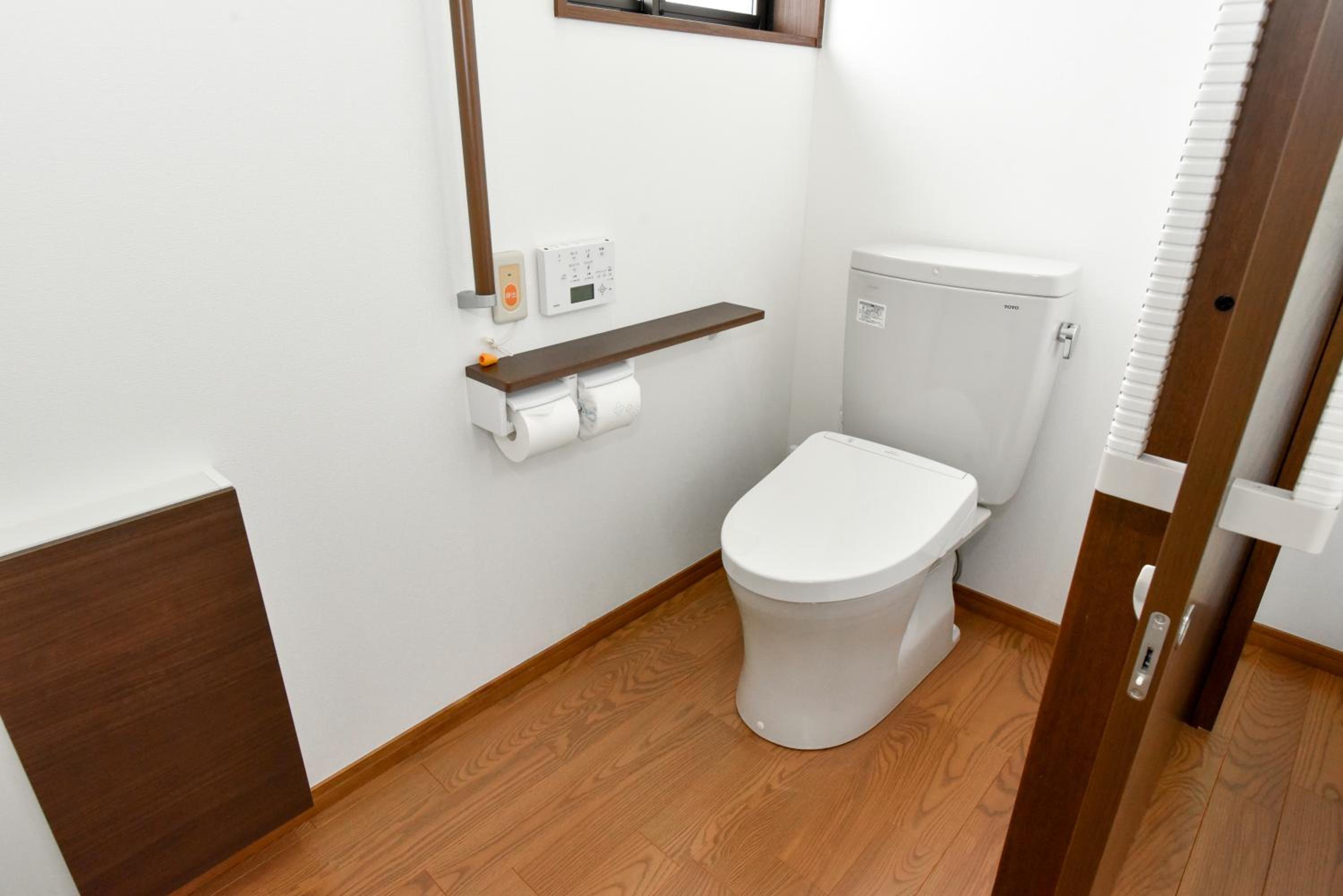 Standard Twin Room with Shared Bathroom - Photo 3