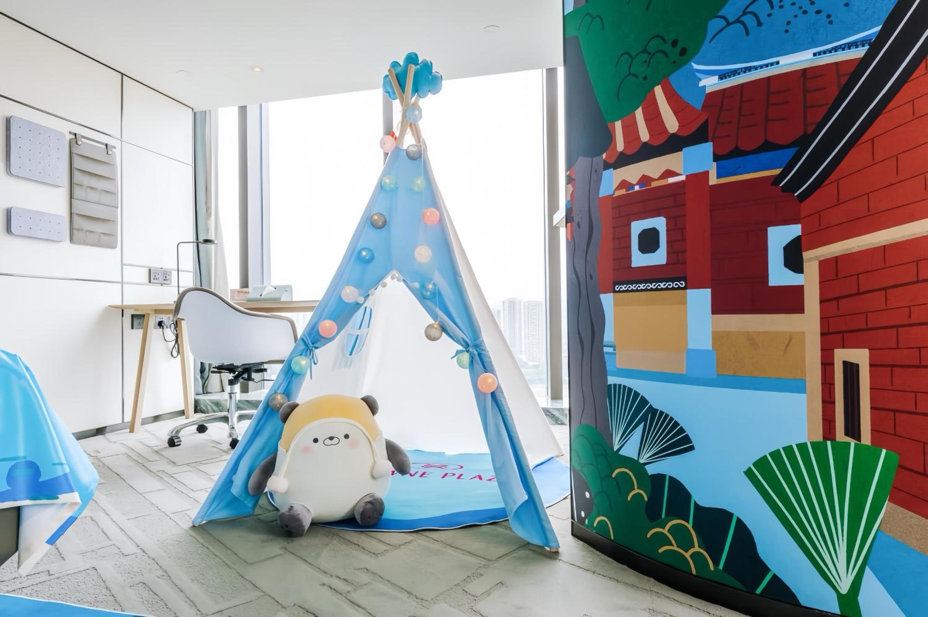 Junior King Suite with One Bunk Bed - Kids Train World Theme - Photo 1