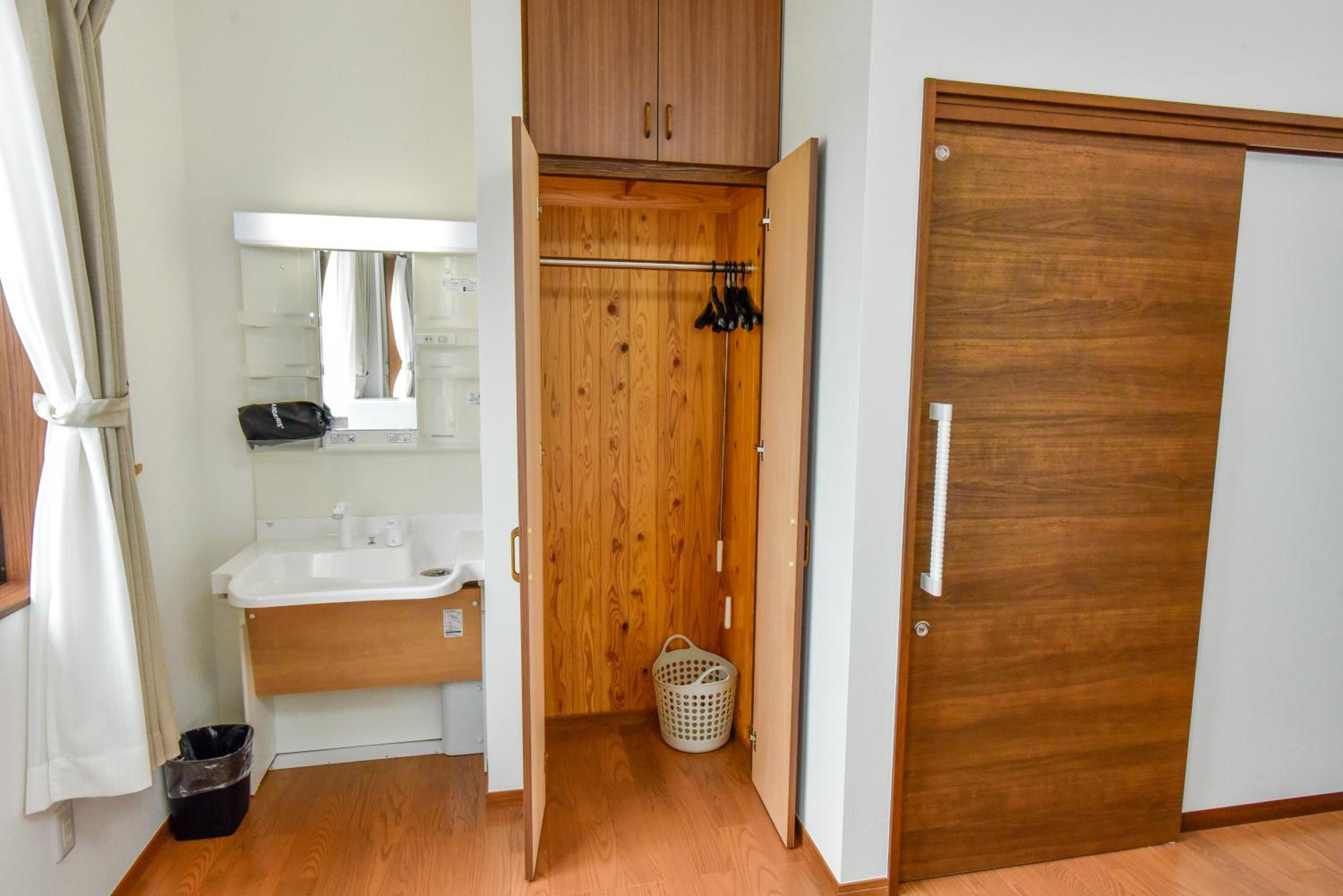Standard Twin Room with Shared Bathroom - Photo 2