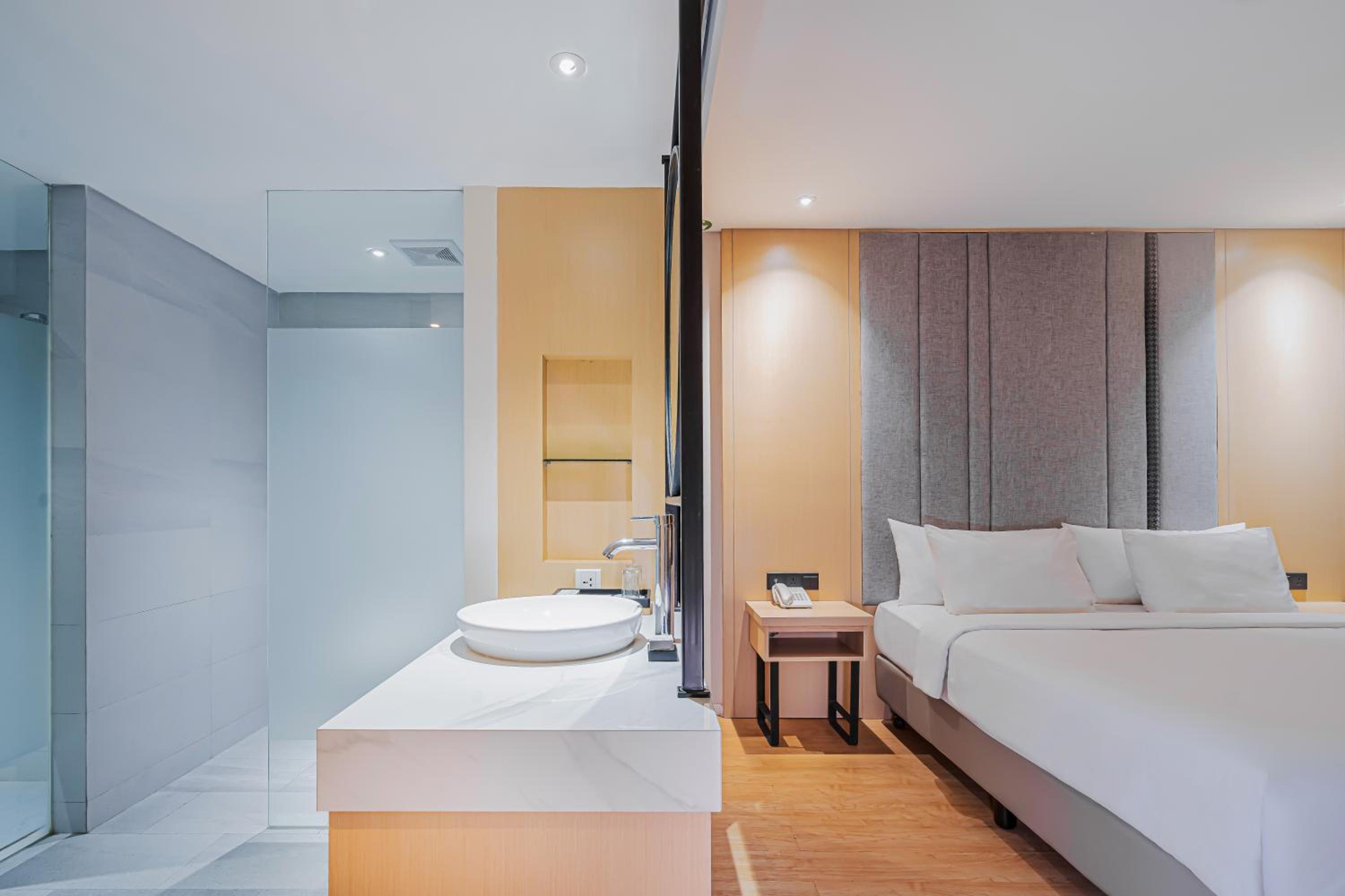 Deluxe Double Room - Photo 9