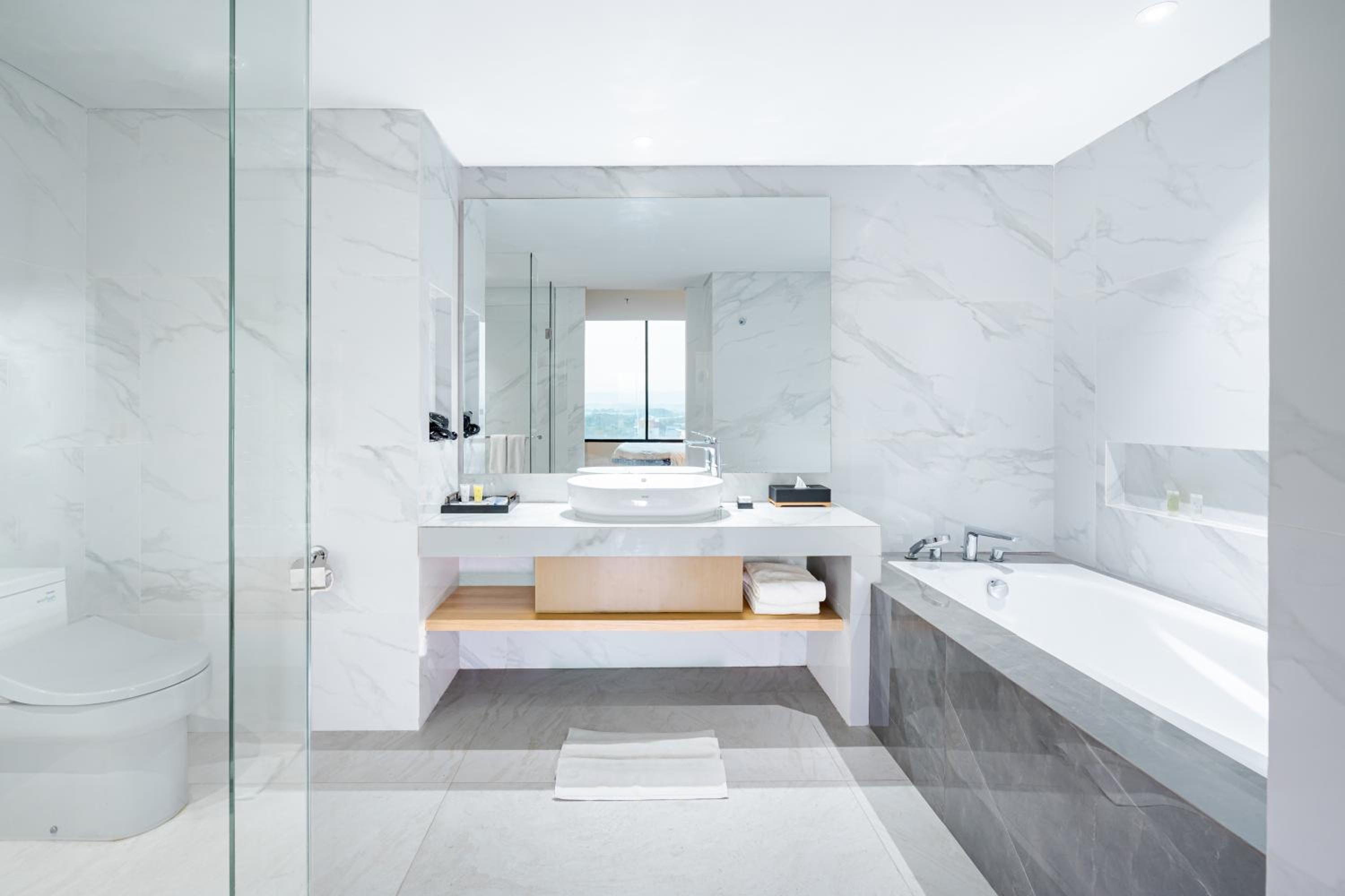 Suite - Photo 16