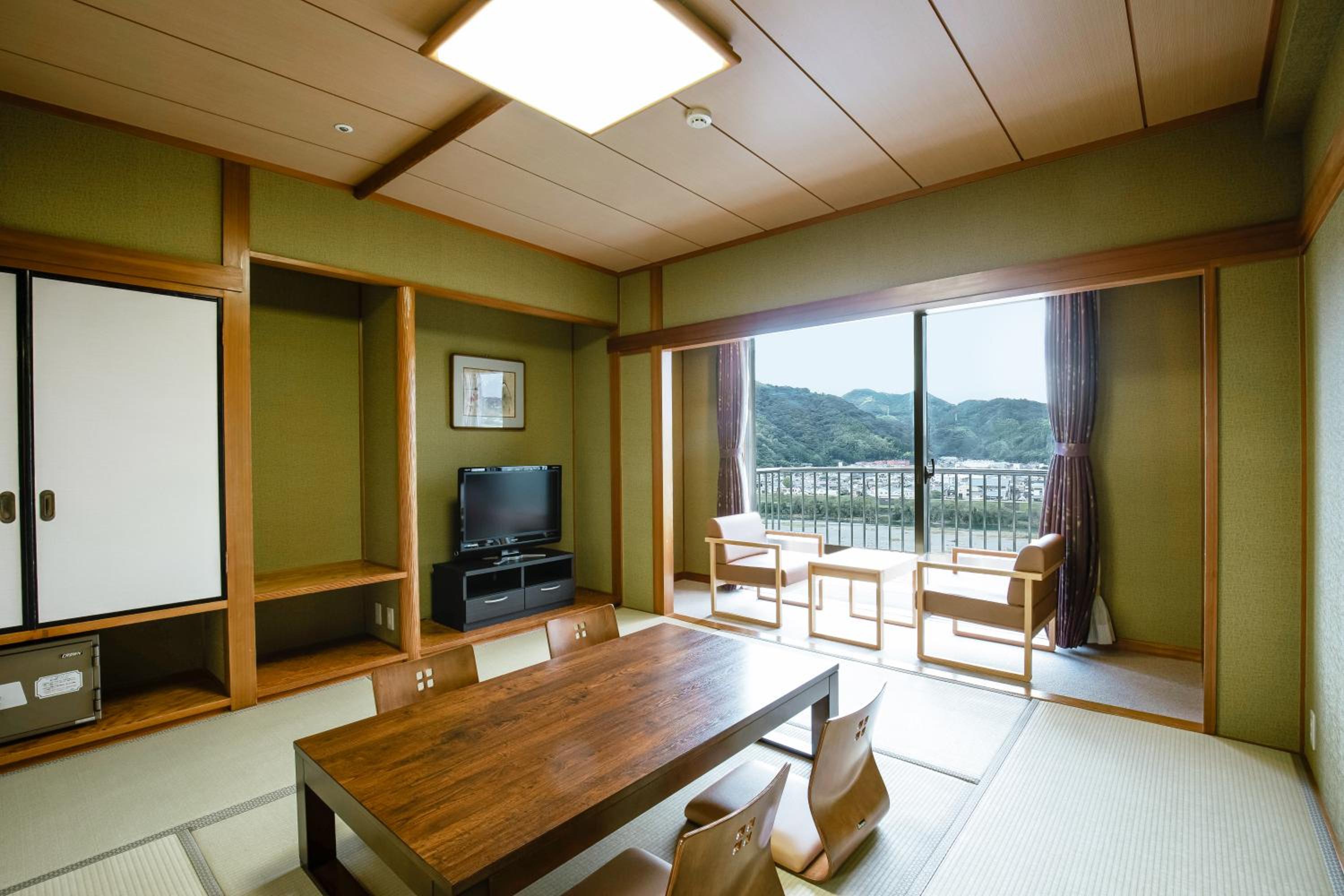 Japanese-style Room with 8 Tatami (MAX 4 Adults)