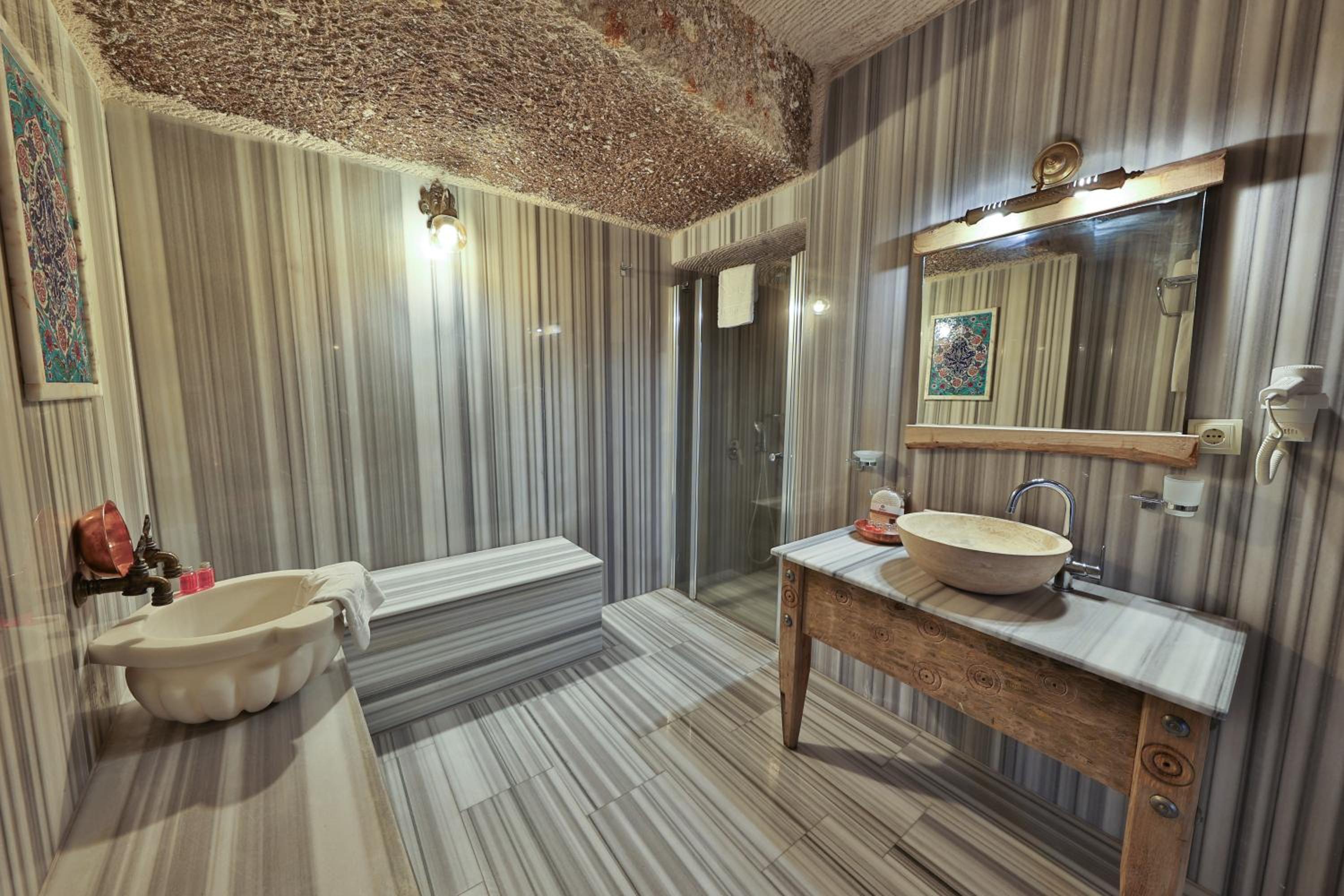 Suite - Photo 16