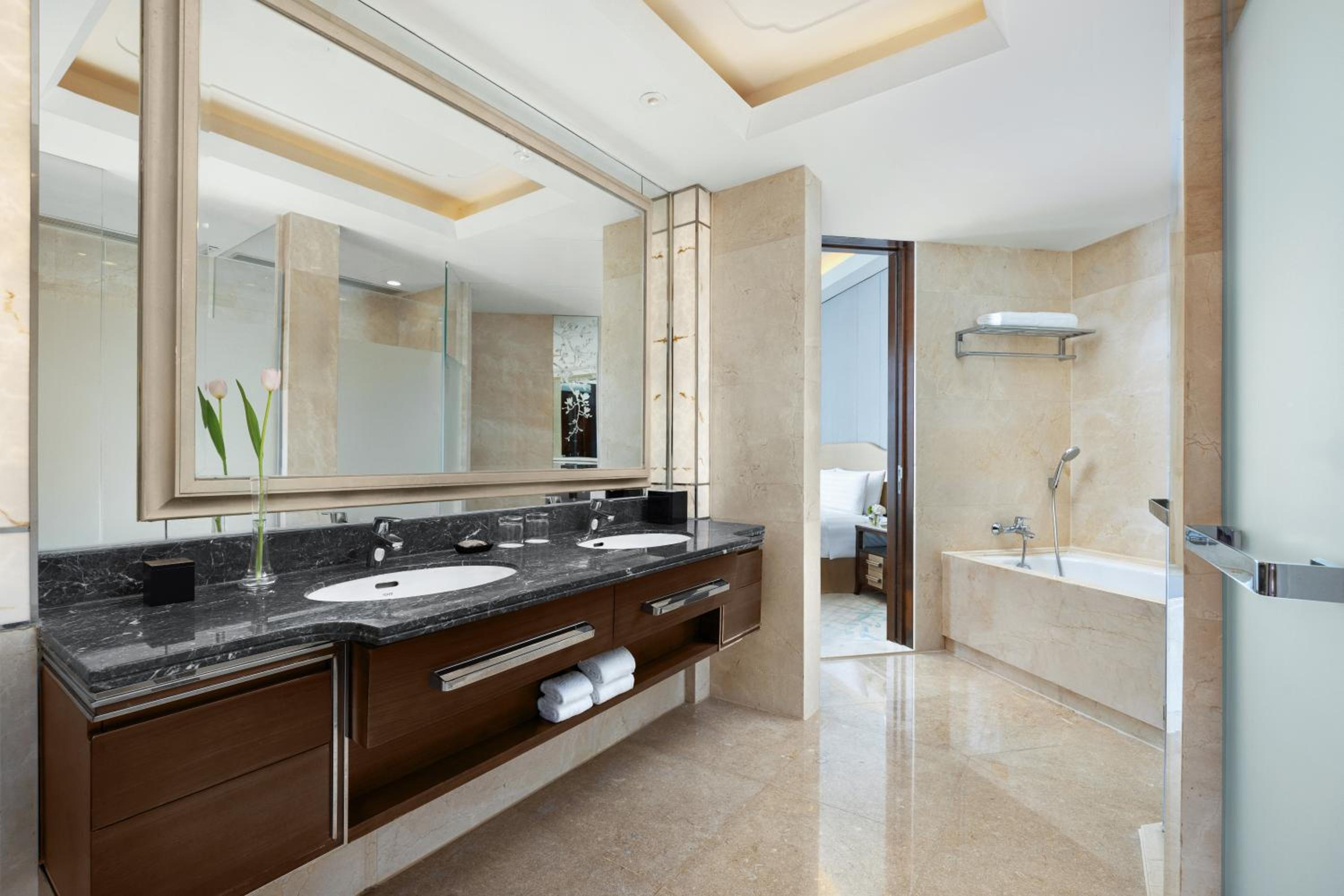 Horizon Premier King Room photo 3