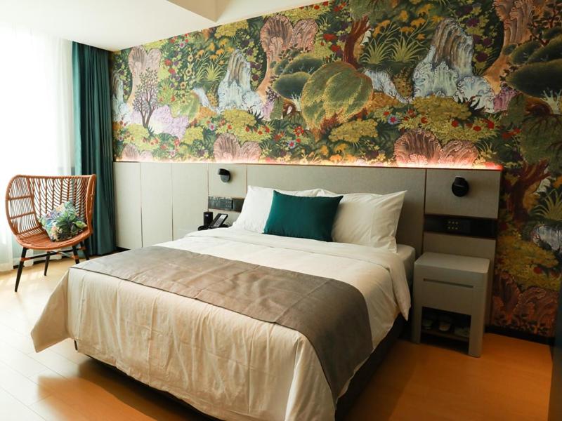 Double Room With Fantasy Natural History Theme photo 1