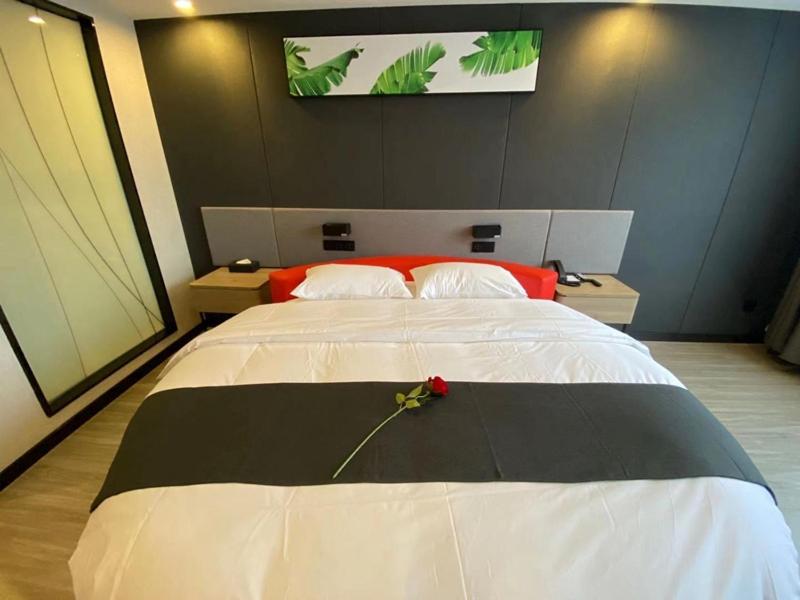 Premium Round-Bed Room photo 1