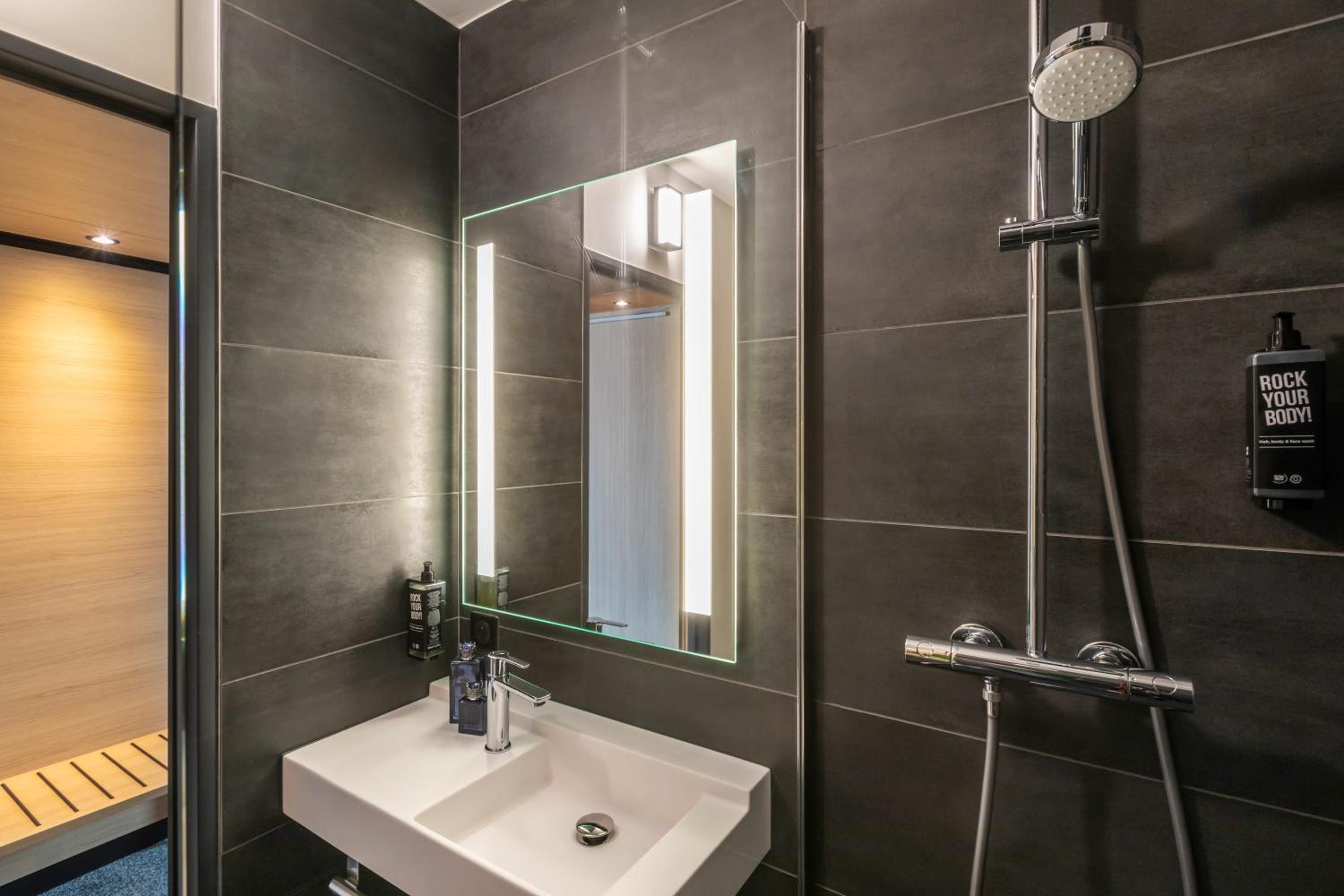 Standard Twin Room - Photo 4