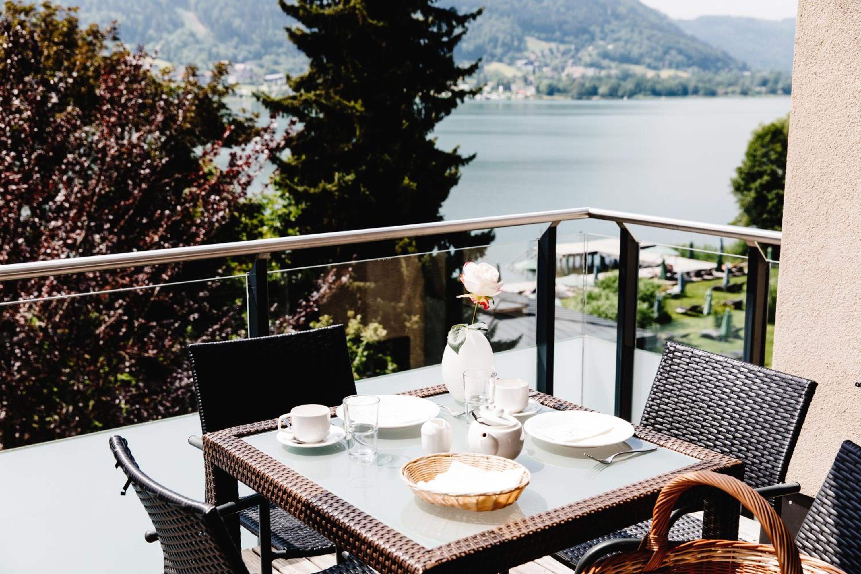 One-Bedroom Apartment with Lake View