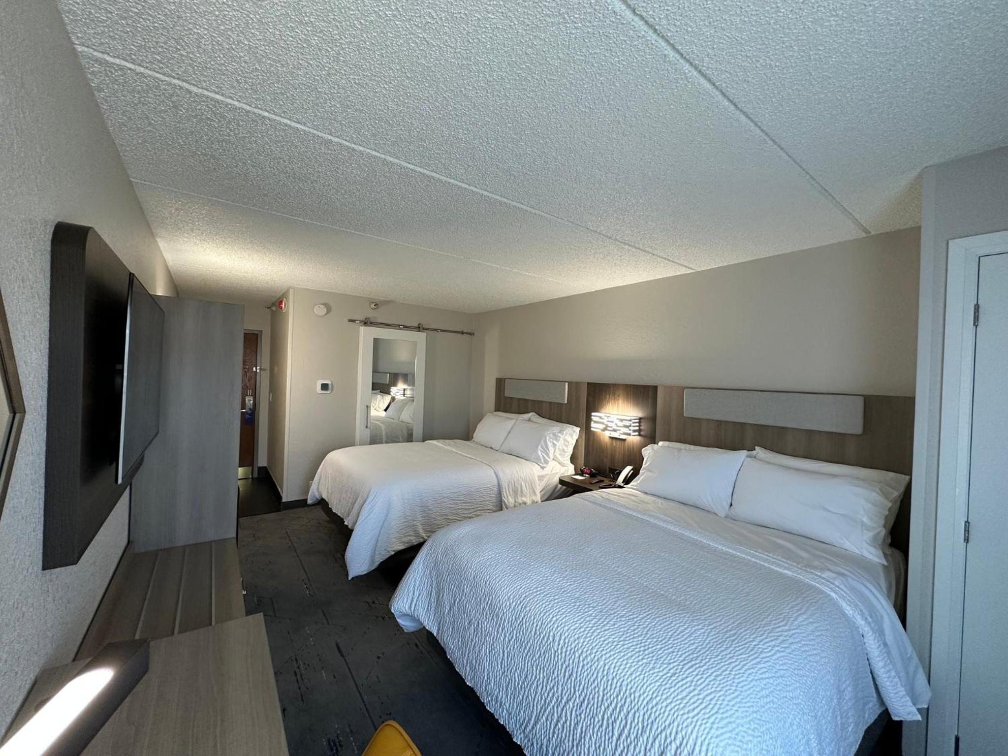 Standard Room with Two Queen Beds - Photo 8