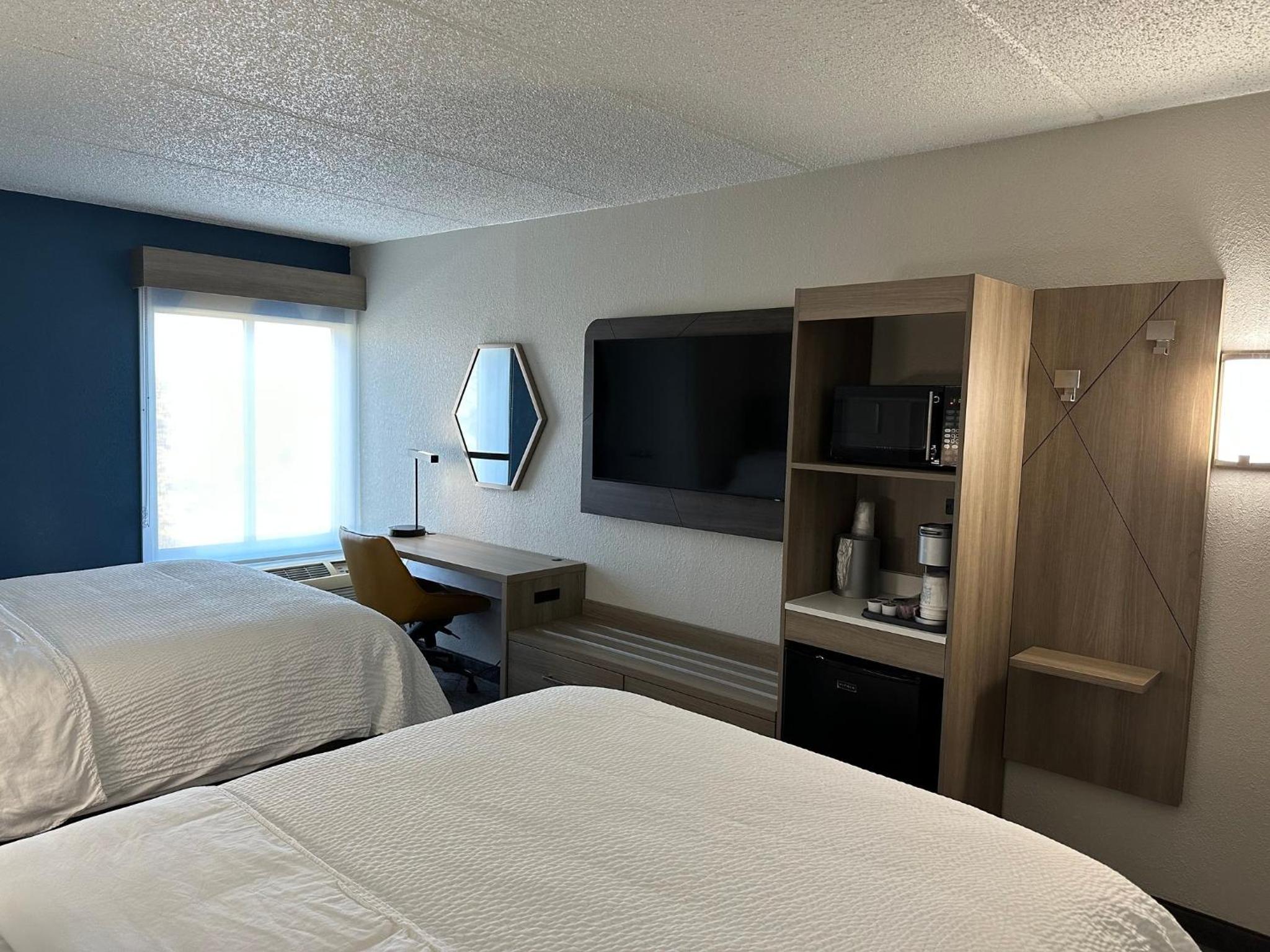 Standard Room with Two Queen Beds - Photo 9