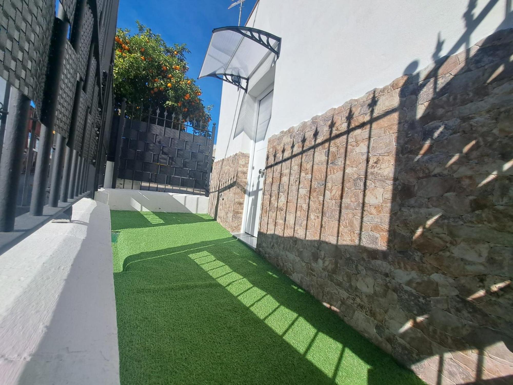 One-Bedroom Apartment with Garden photo 3