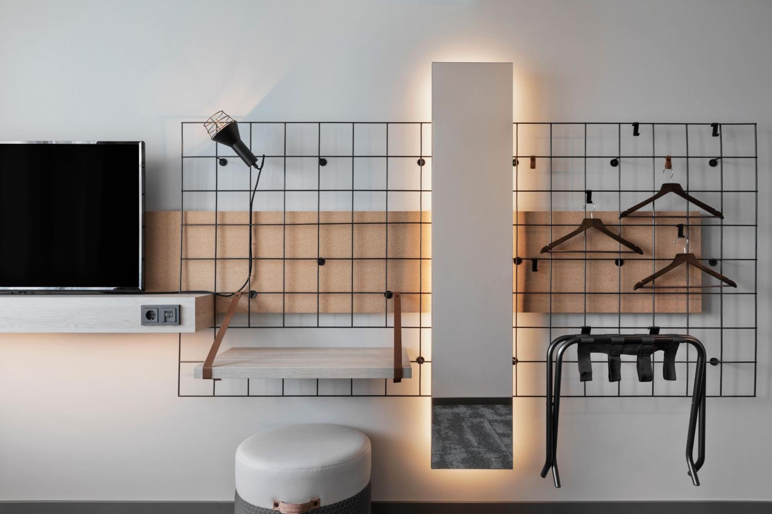 Moxy Queen Room