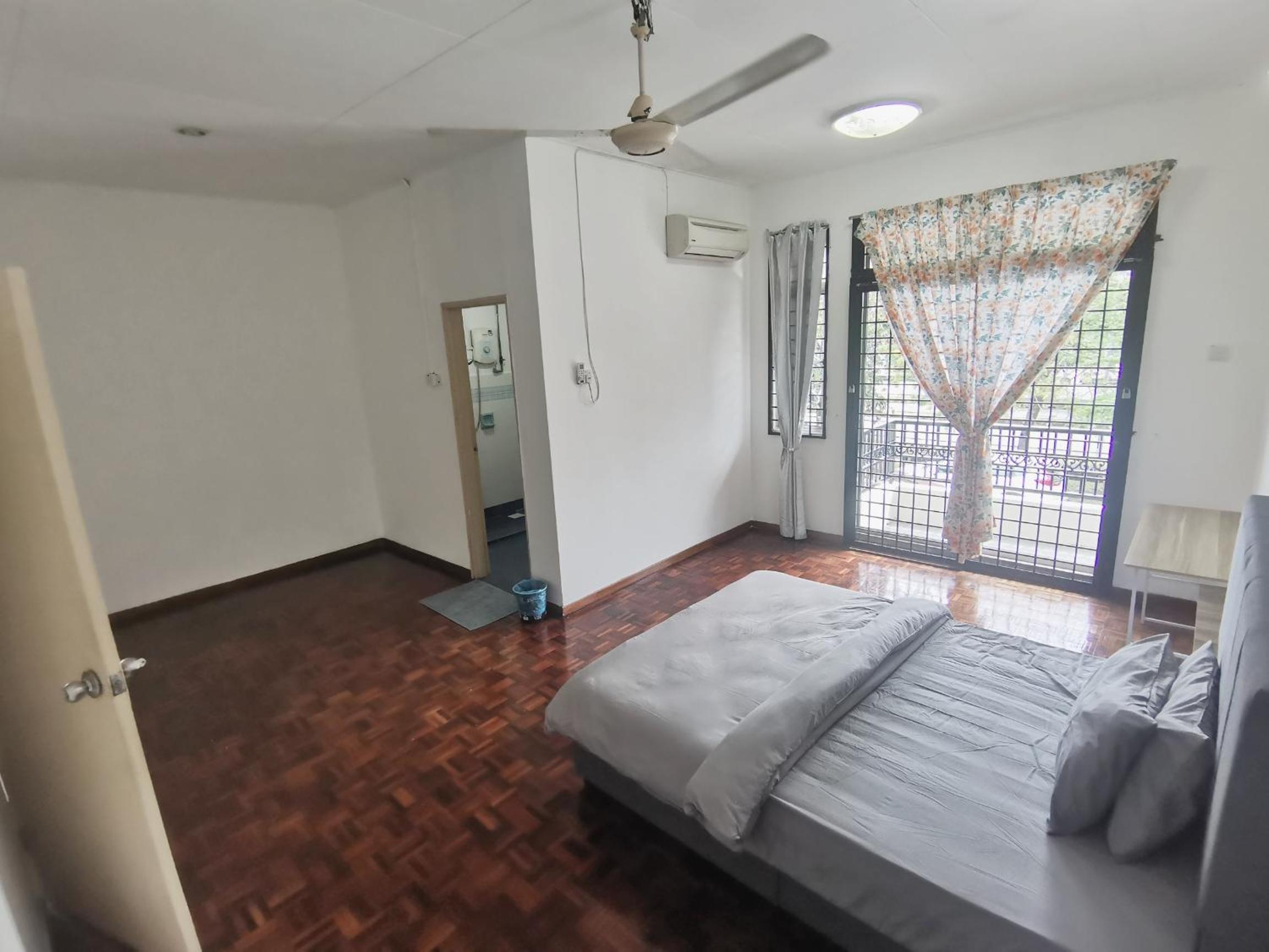 Three-Bedroom Apartment photo 2