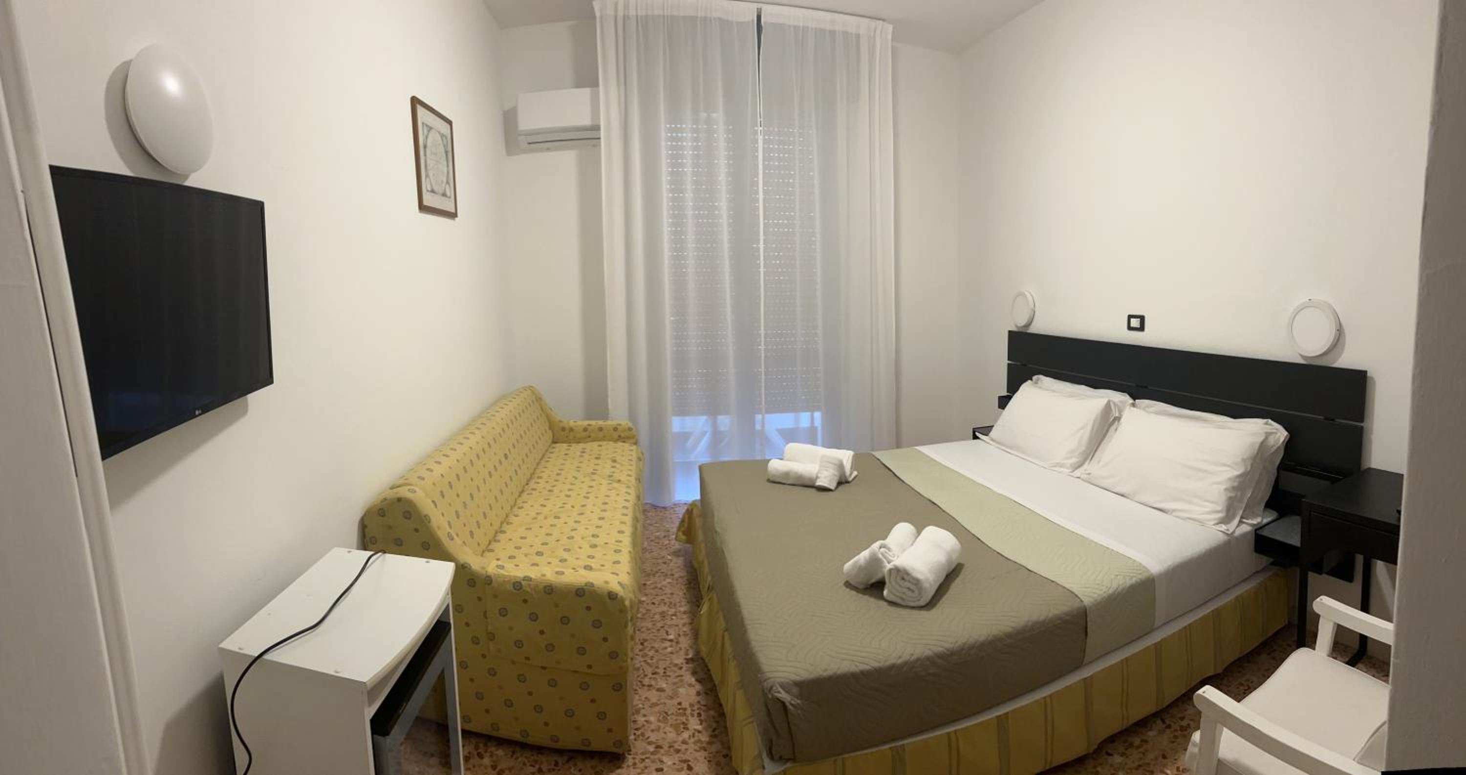 Double Room with Balcony - Photo 1