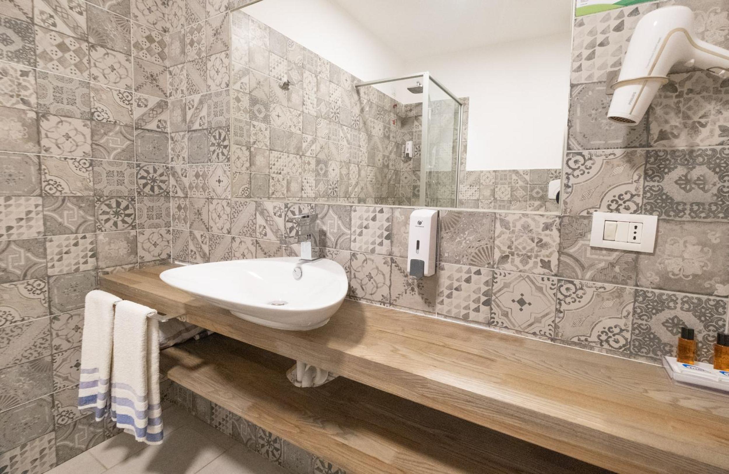 Standard Double or Twin Room - Photo 2