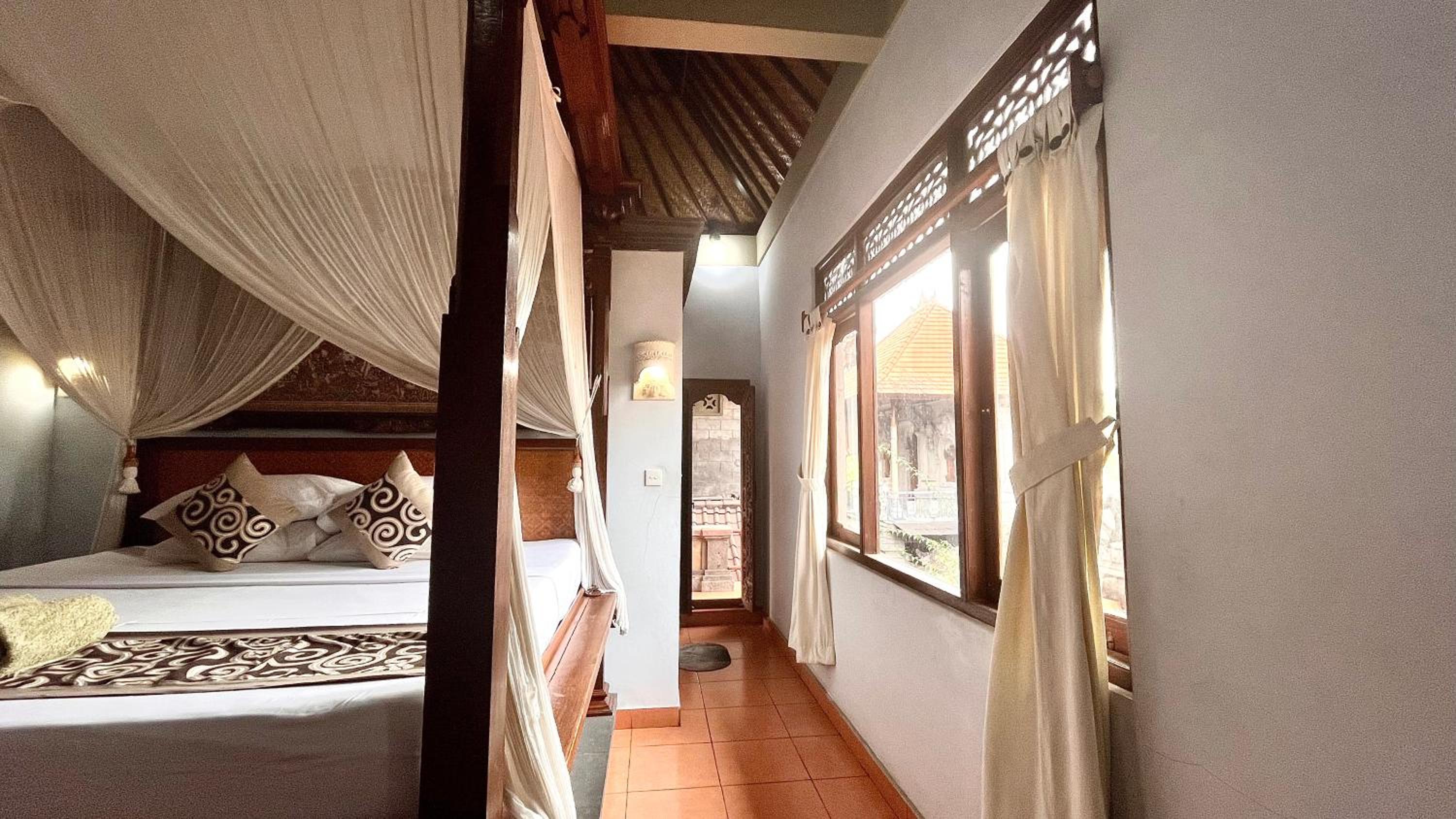 Deluxe King Room - Photo 13