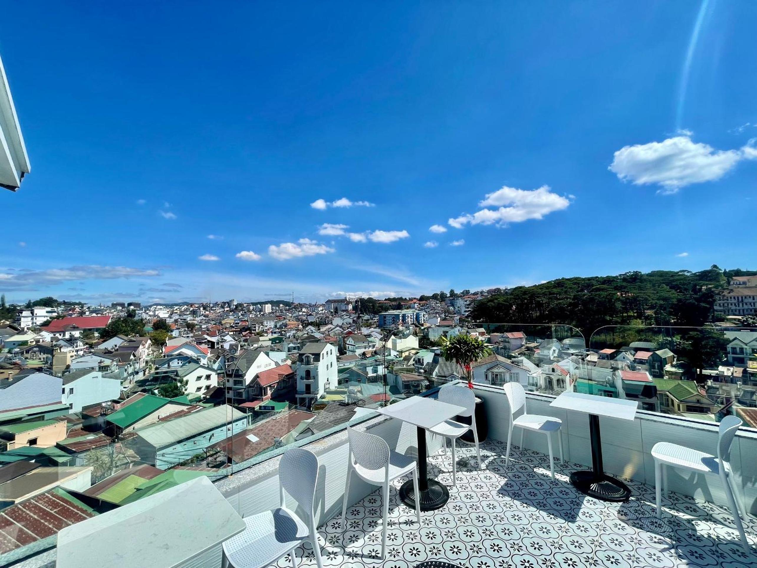 Deluxe Double Room with Balcony - Photo 11