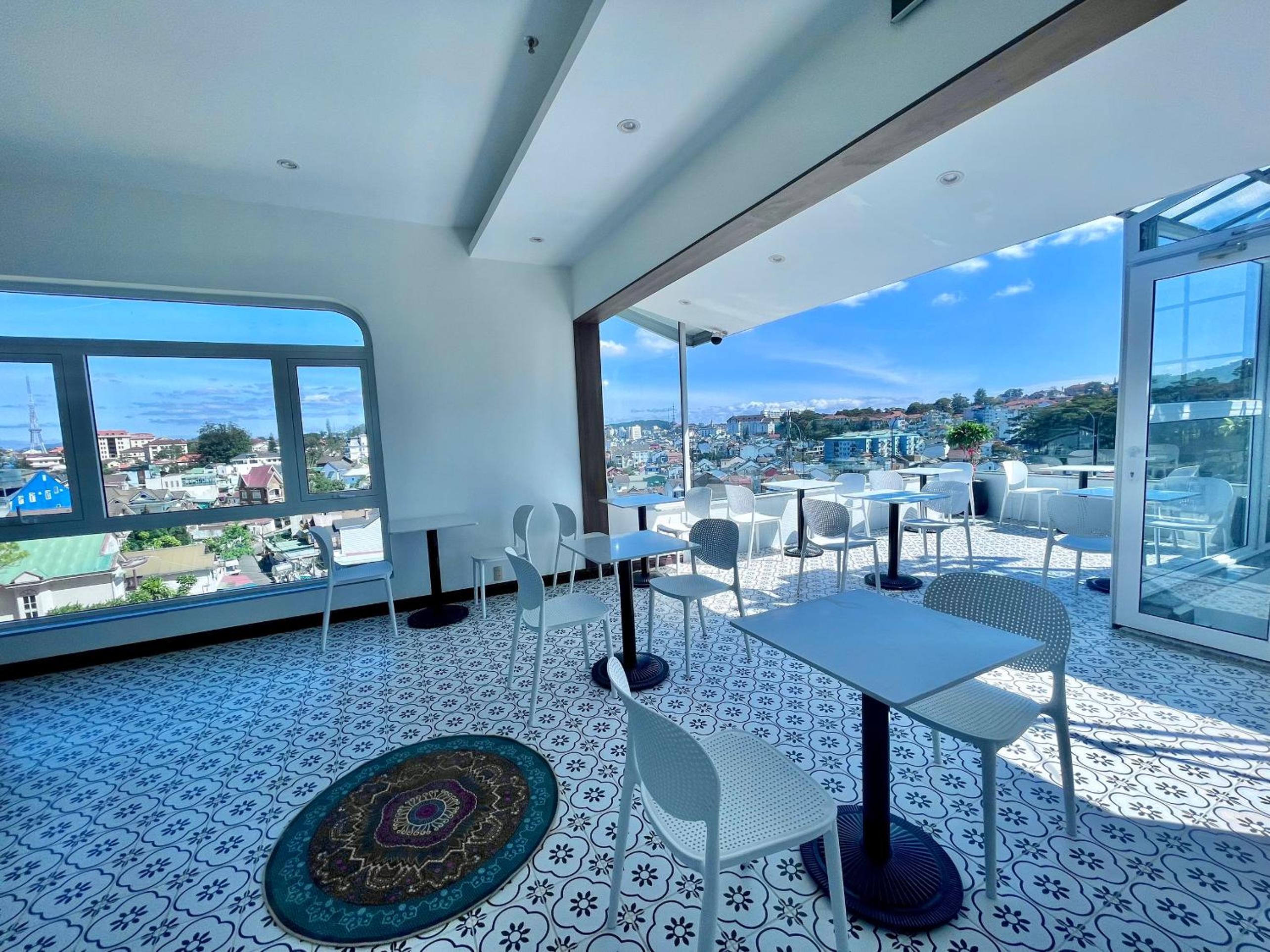 Deluxe Double Room with Balcony - Photo 10