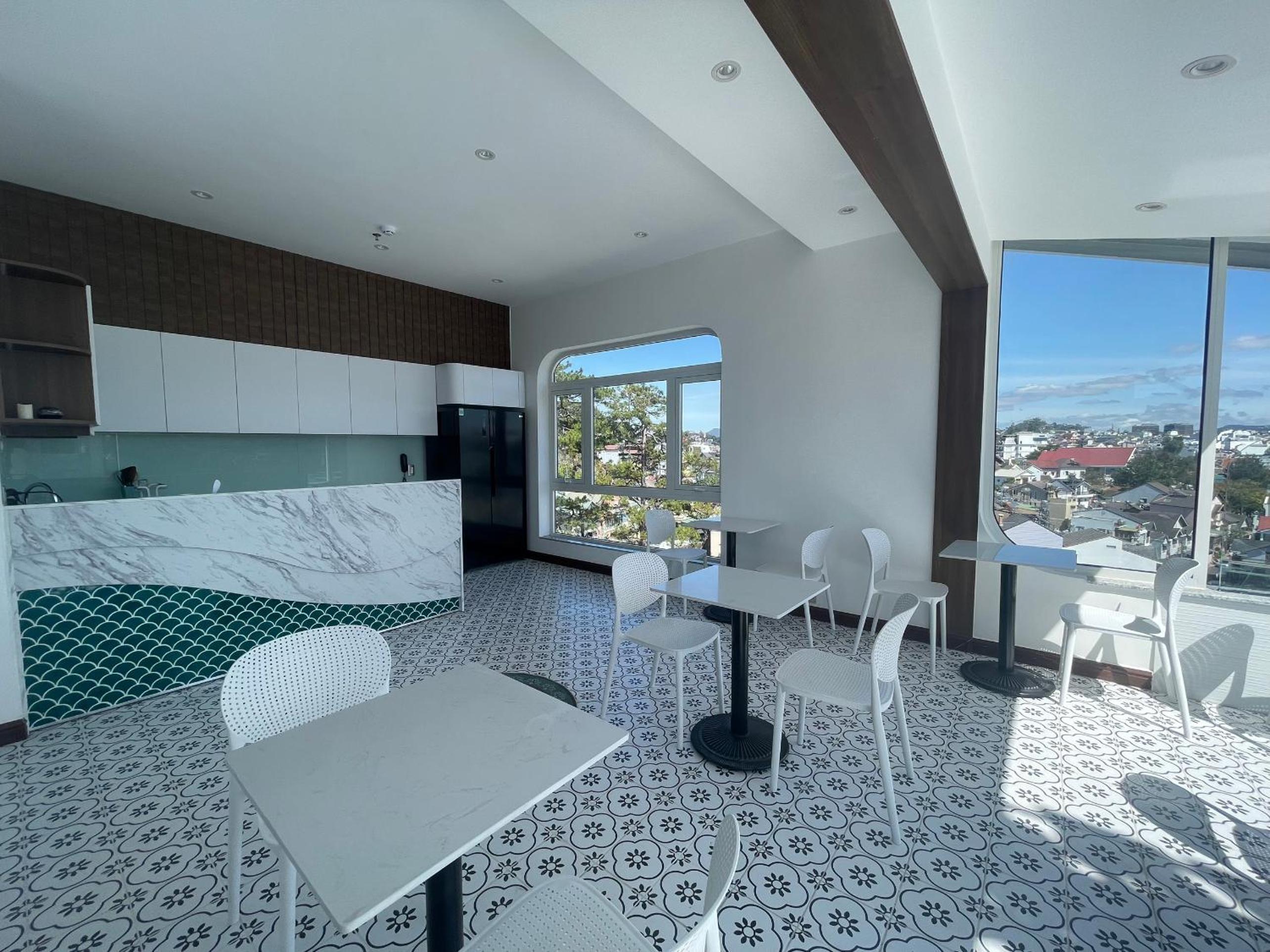 Deluxe Double Room with Balcony - Photo 12