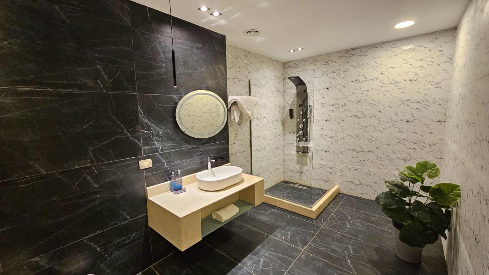 Superior King Suite photo 3