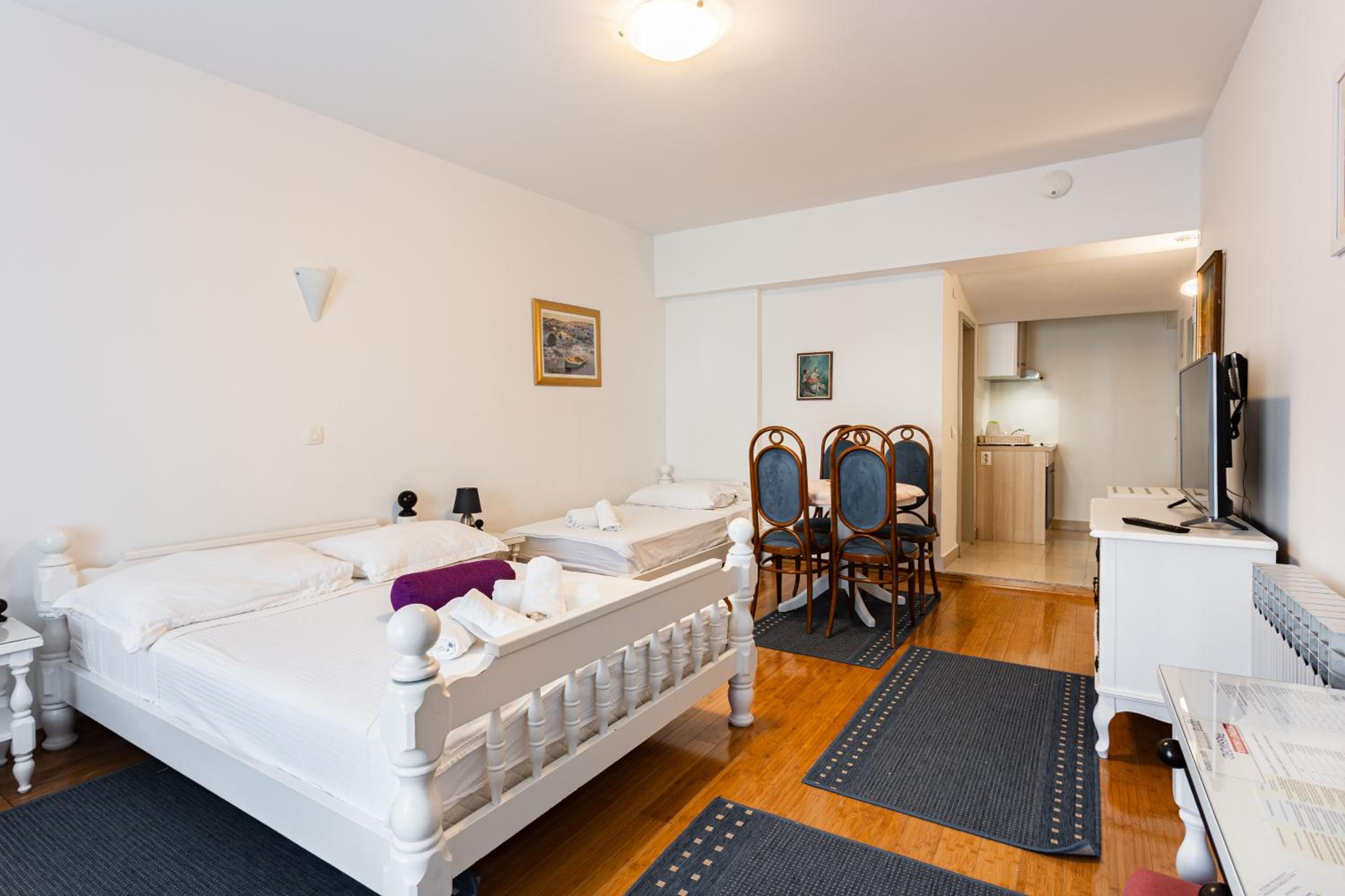 One-Bedroom Apartment with Balcony and Garden View photo 2