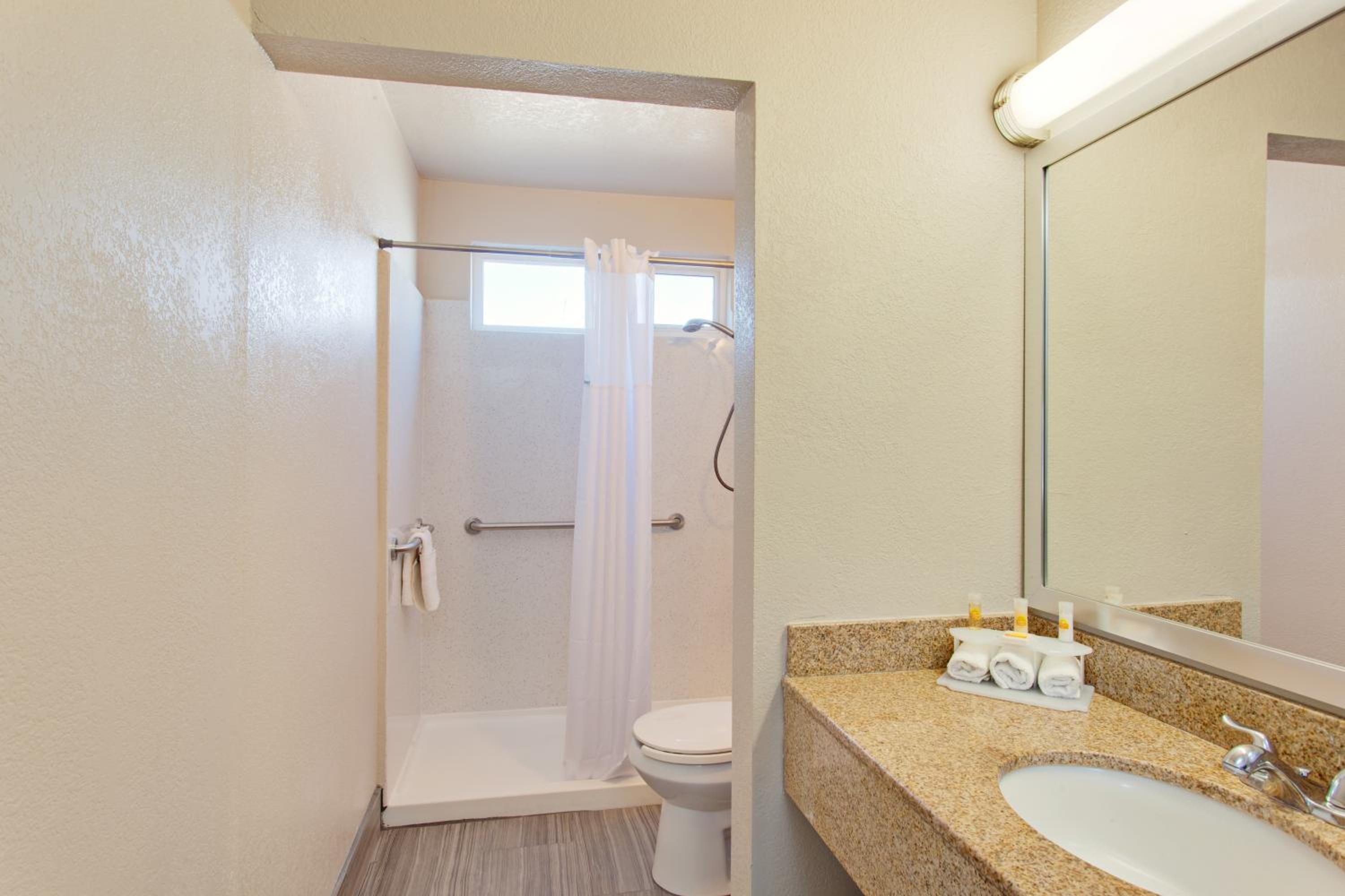 King Room - Disability Access/Non-Smoking - Photo 2