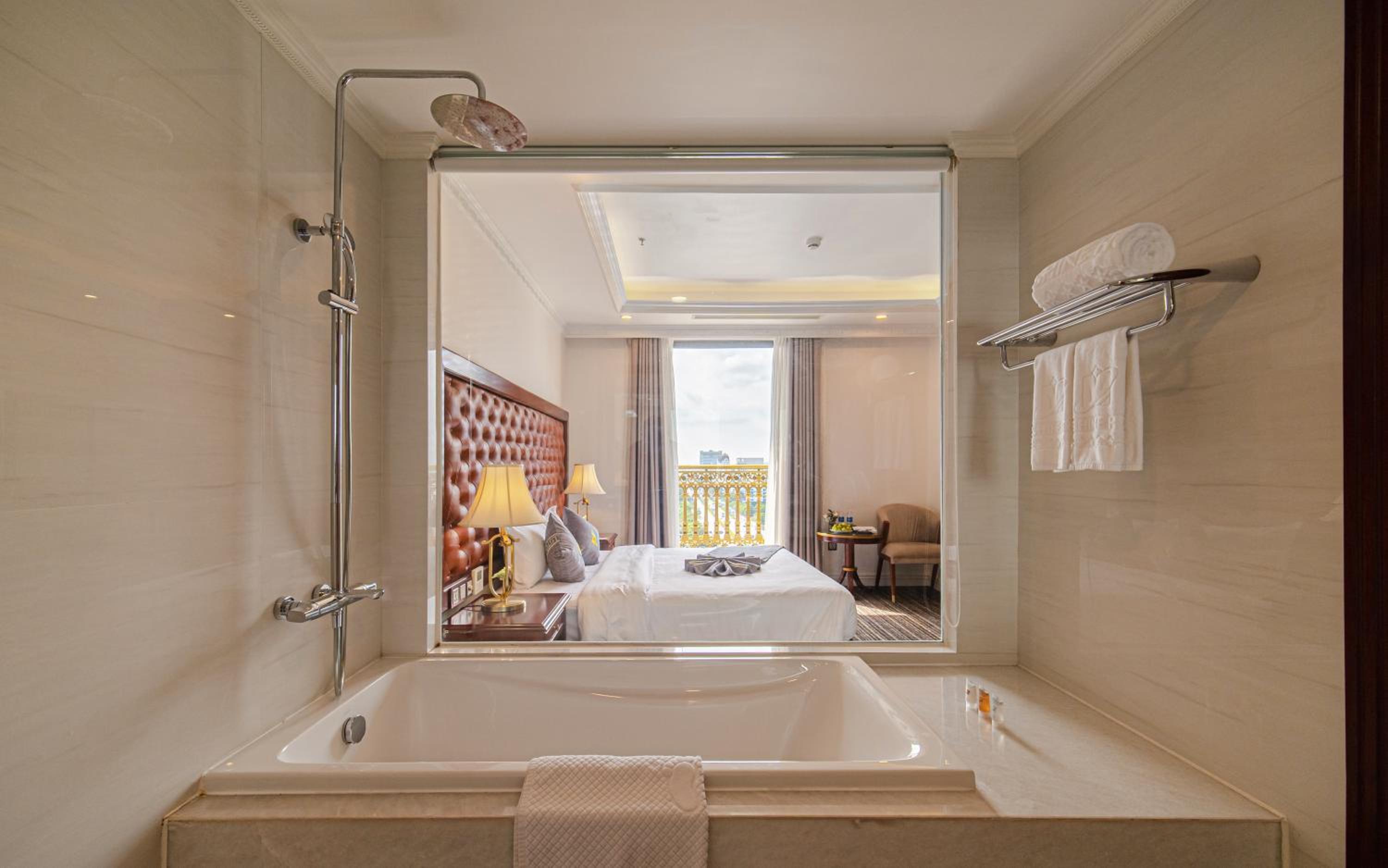 Superior King Room - Photo 4