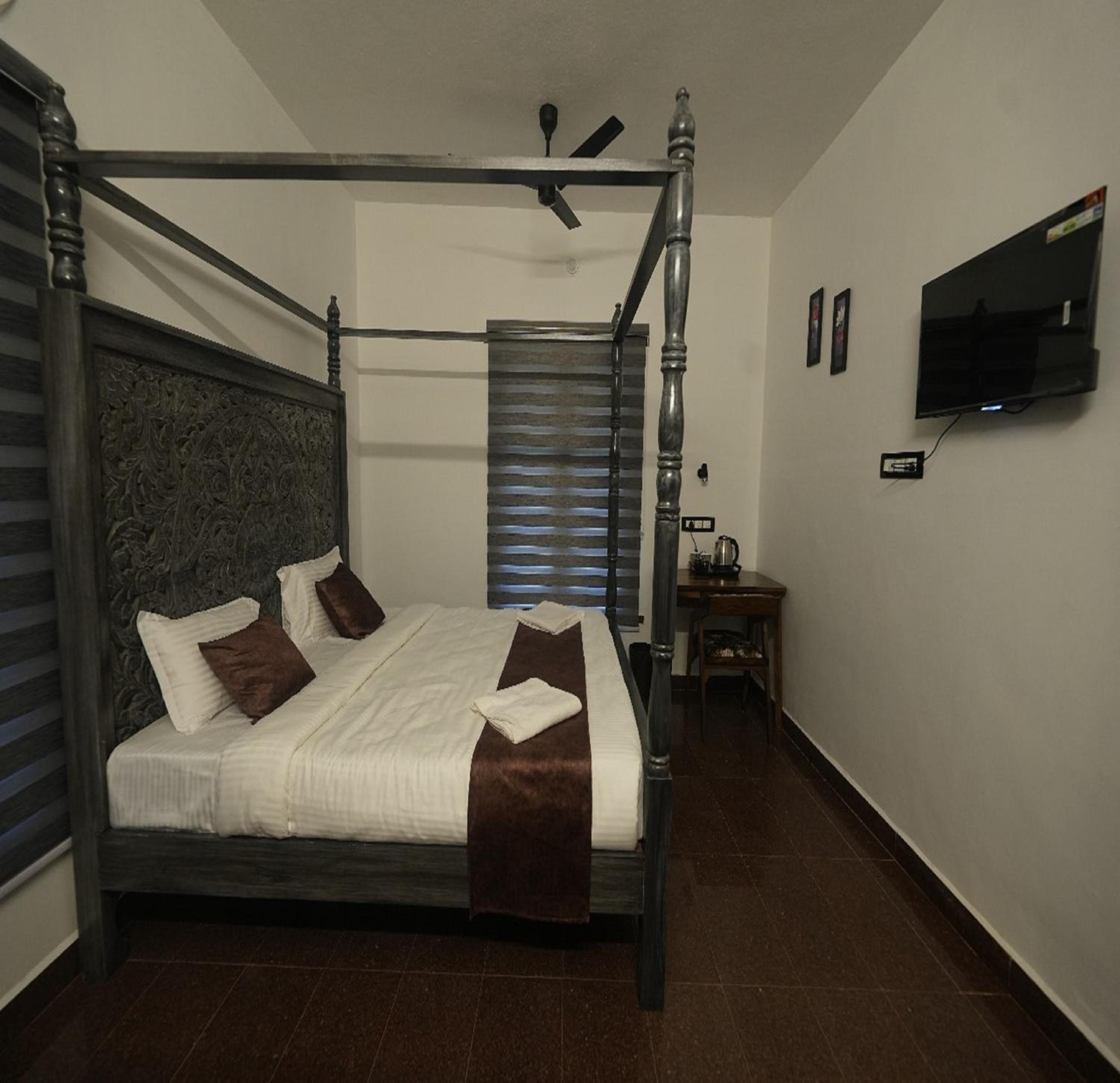 Suite with Pool View - Photo 8