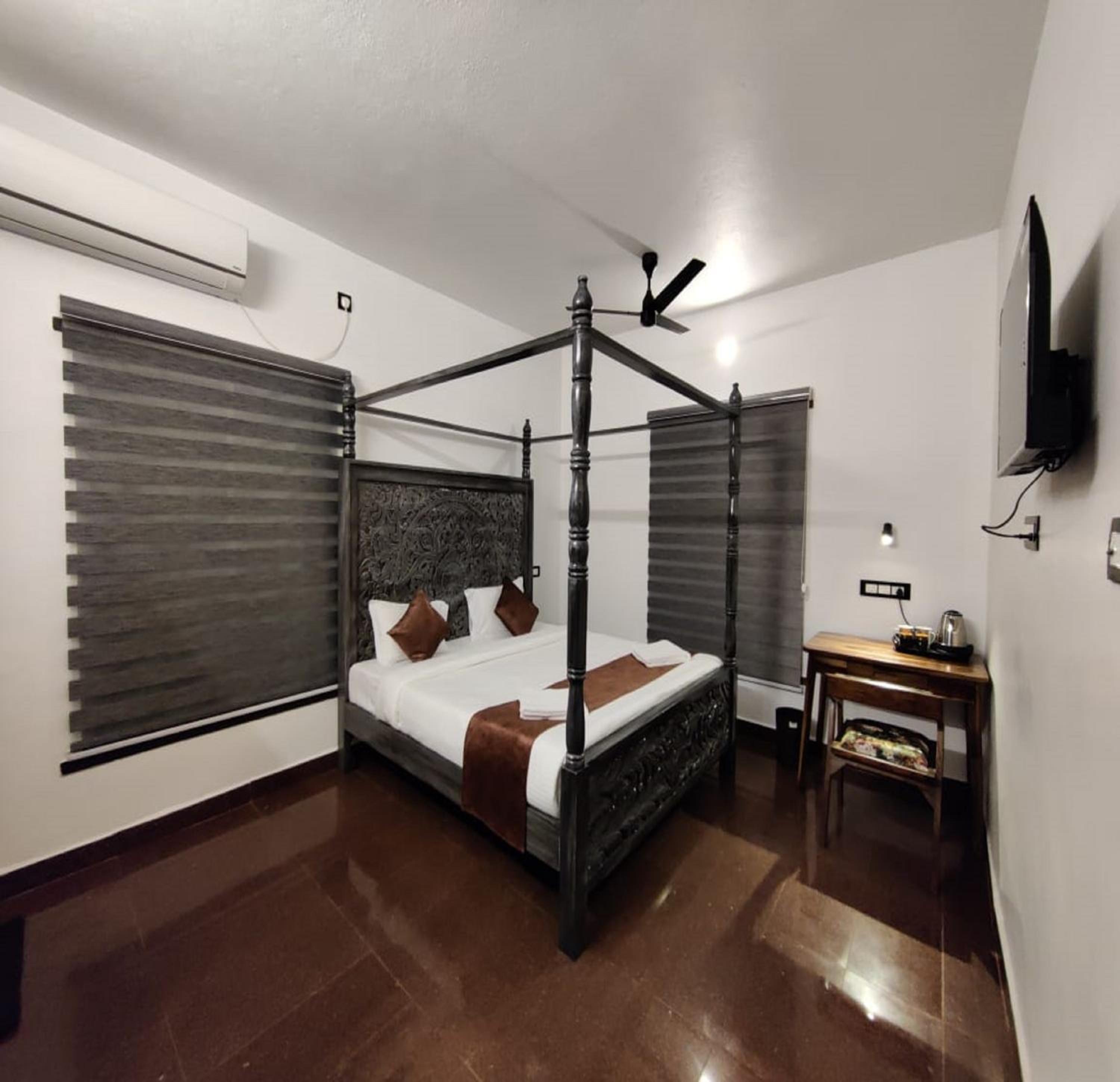 Suite with Pool View - Photo 10