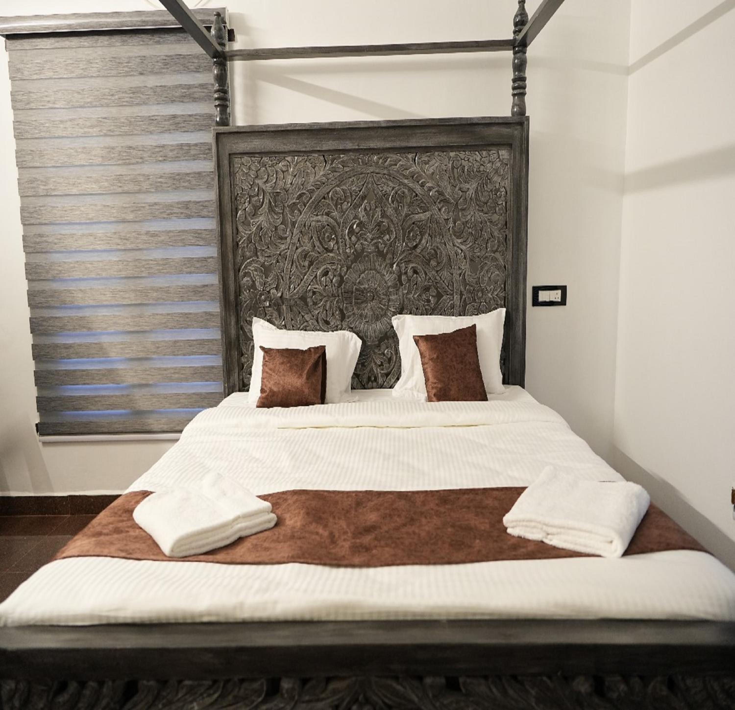 Suite with Pool View - Photo 11