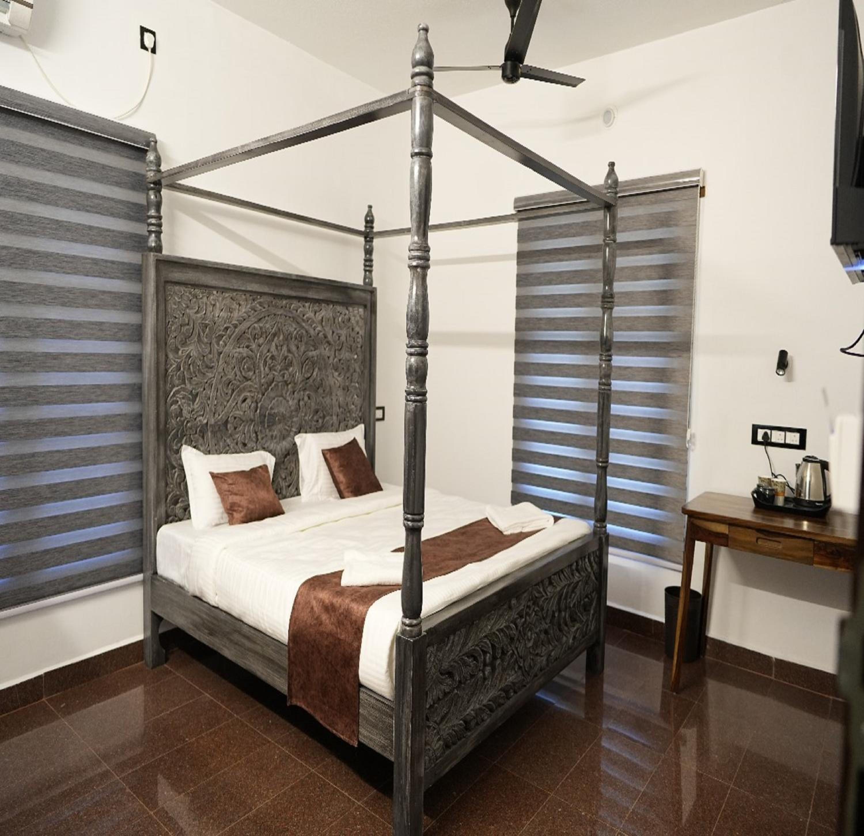 Suite with Pool View - Photo 12