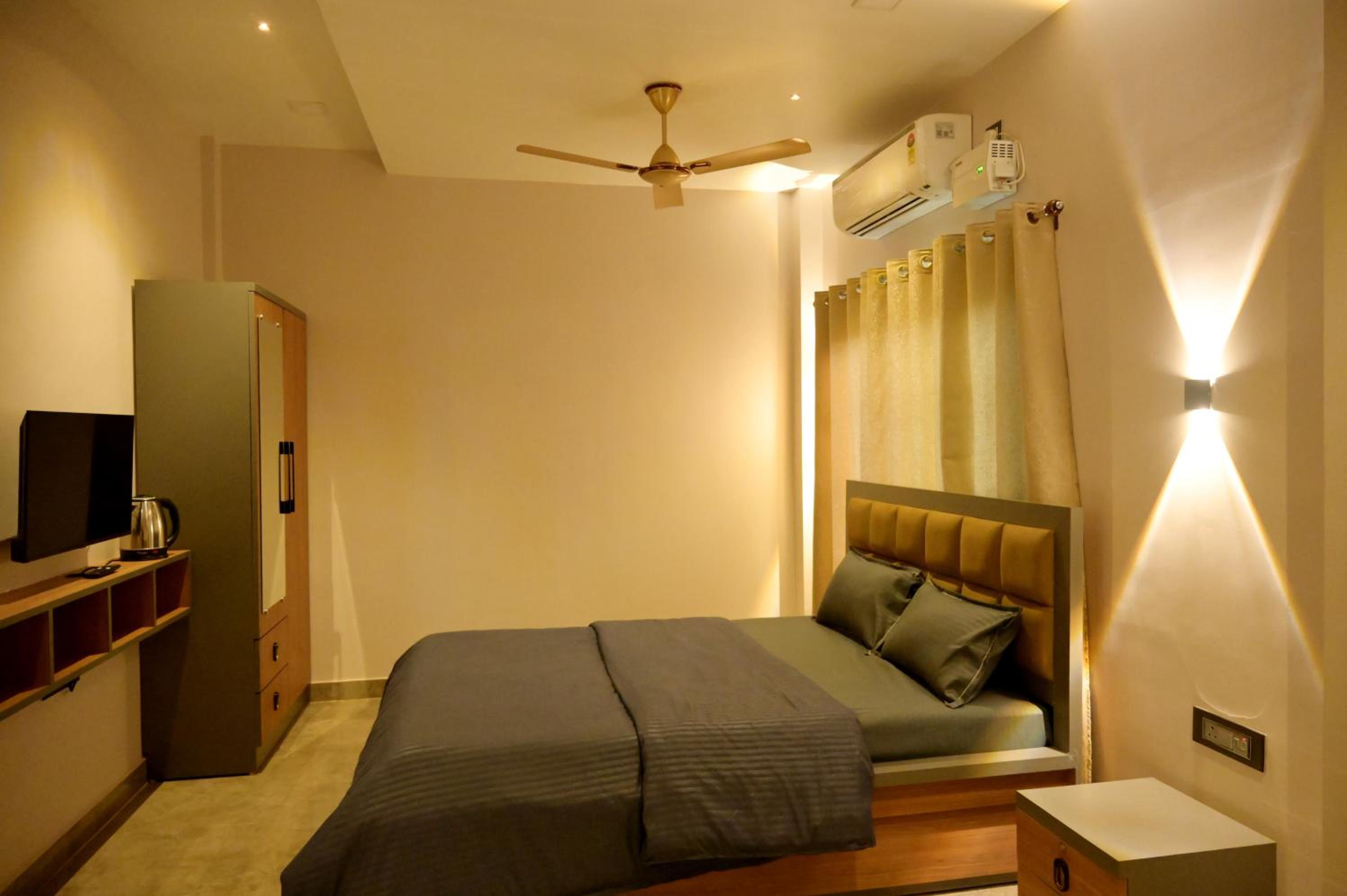 Deluxe Double Room with Balcony photo 3