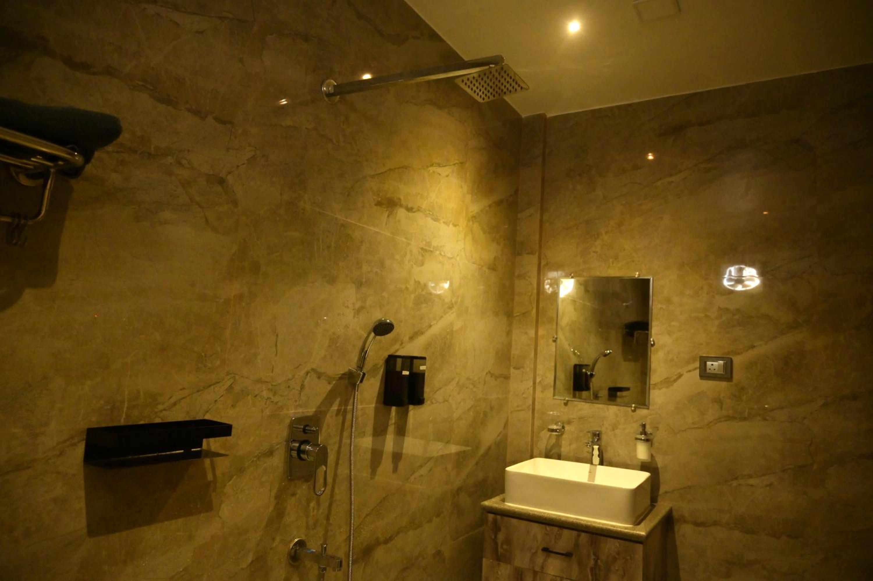 Deluxe Double Room with Balcony photo 2