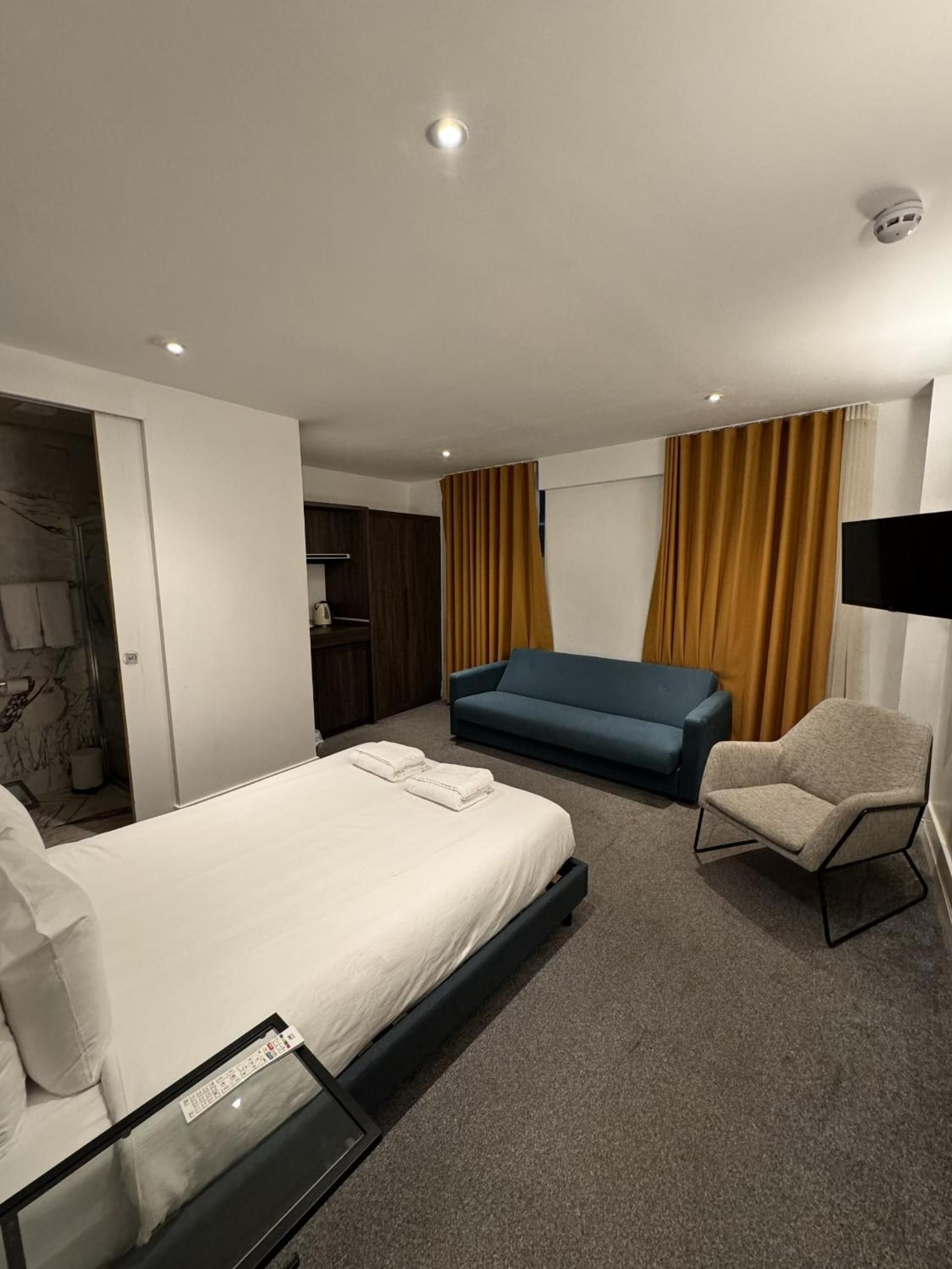 Double Room with Private Bathroom photo 1
