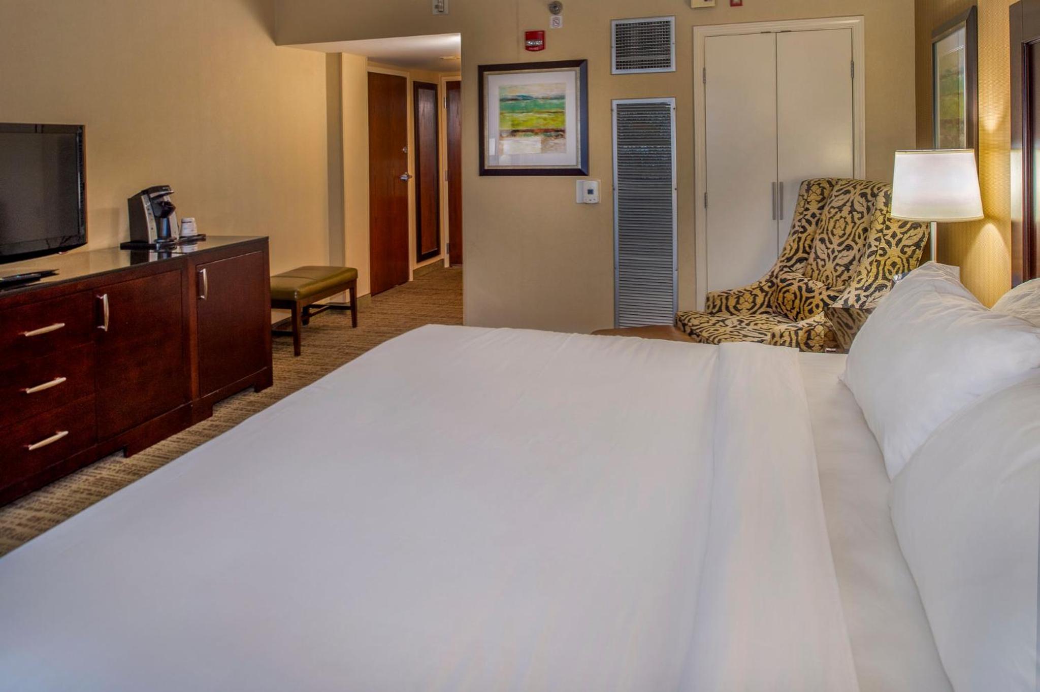 King Room - Mobility Access Tub - Non-Smoking - Photo 5