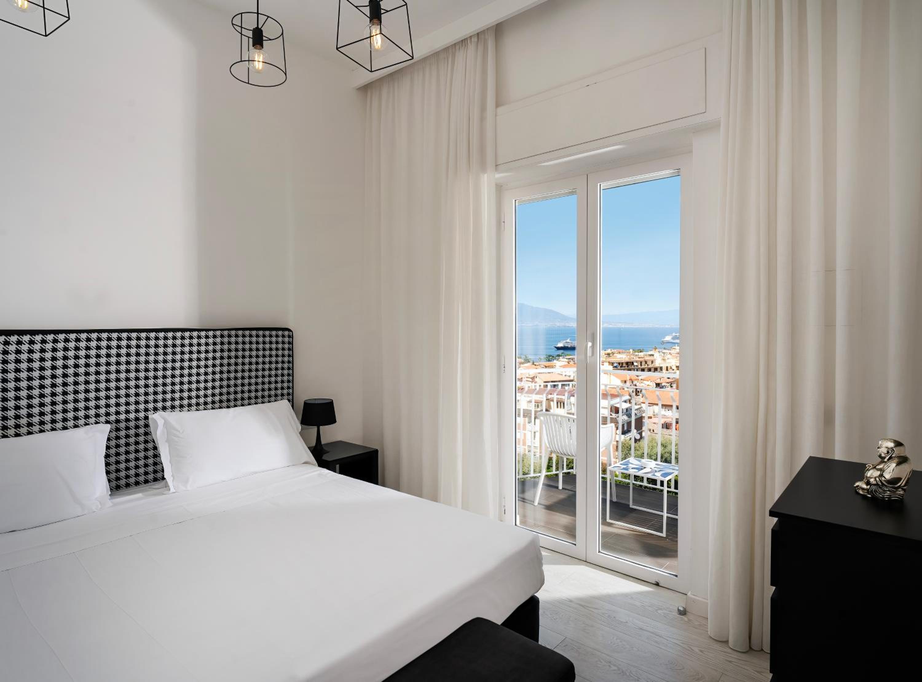 Deluxe Double Or Twin Room With Sea View - Photo 2