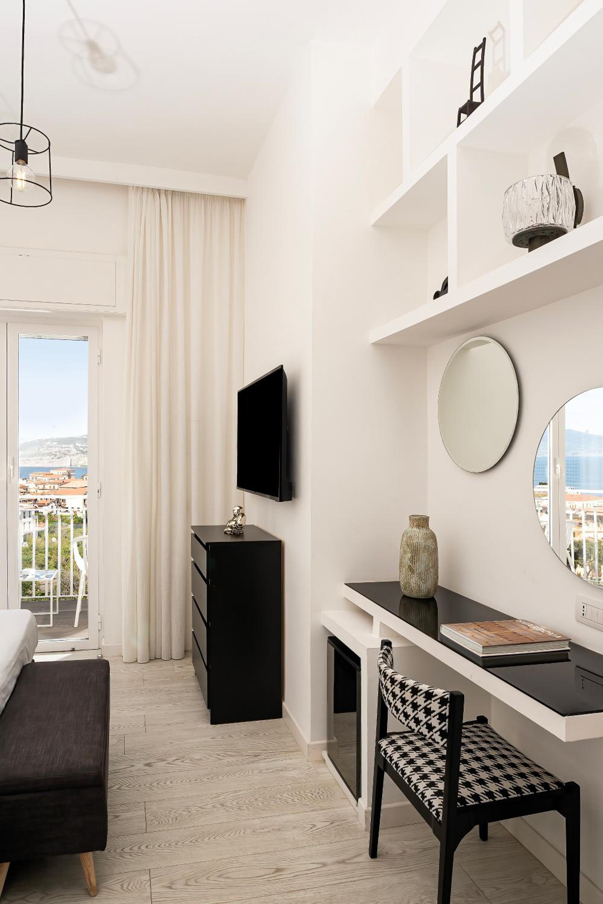 Deluxe Double Or Twin Room With Sea View - Photo 3