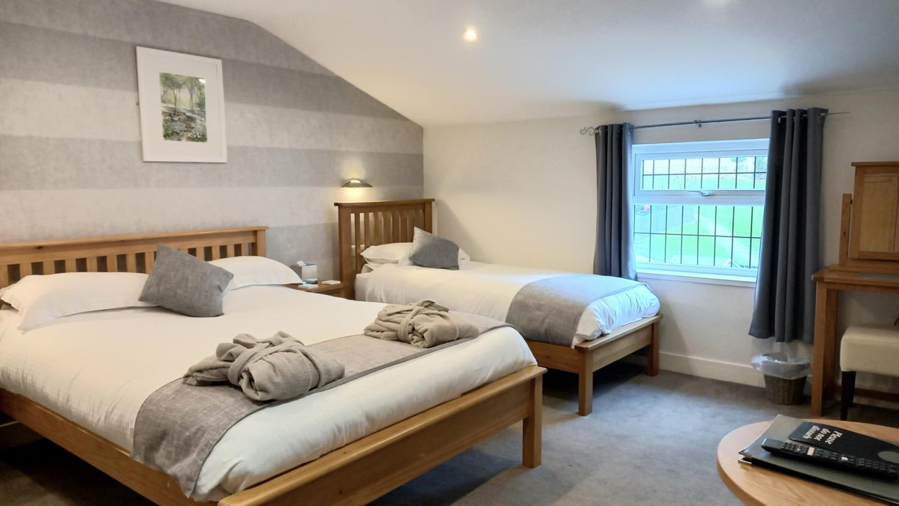 Deluxe King Room - Photo 12