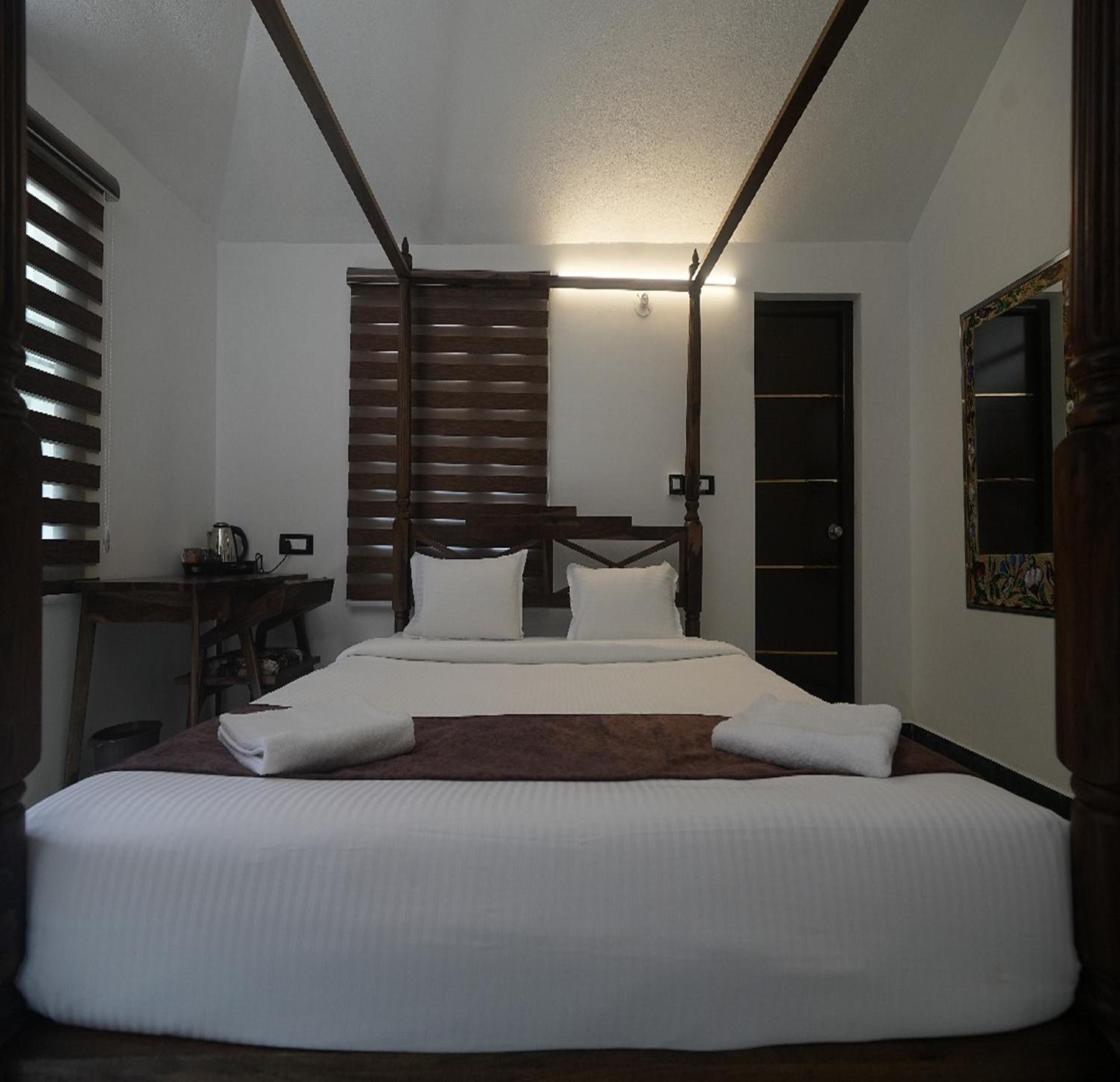 Double Room with Pool View - Photo 8