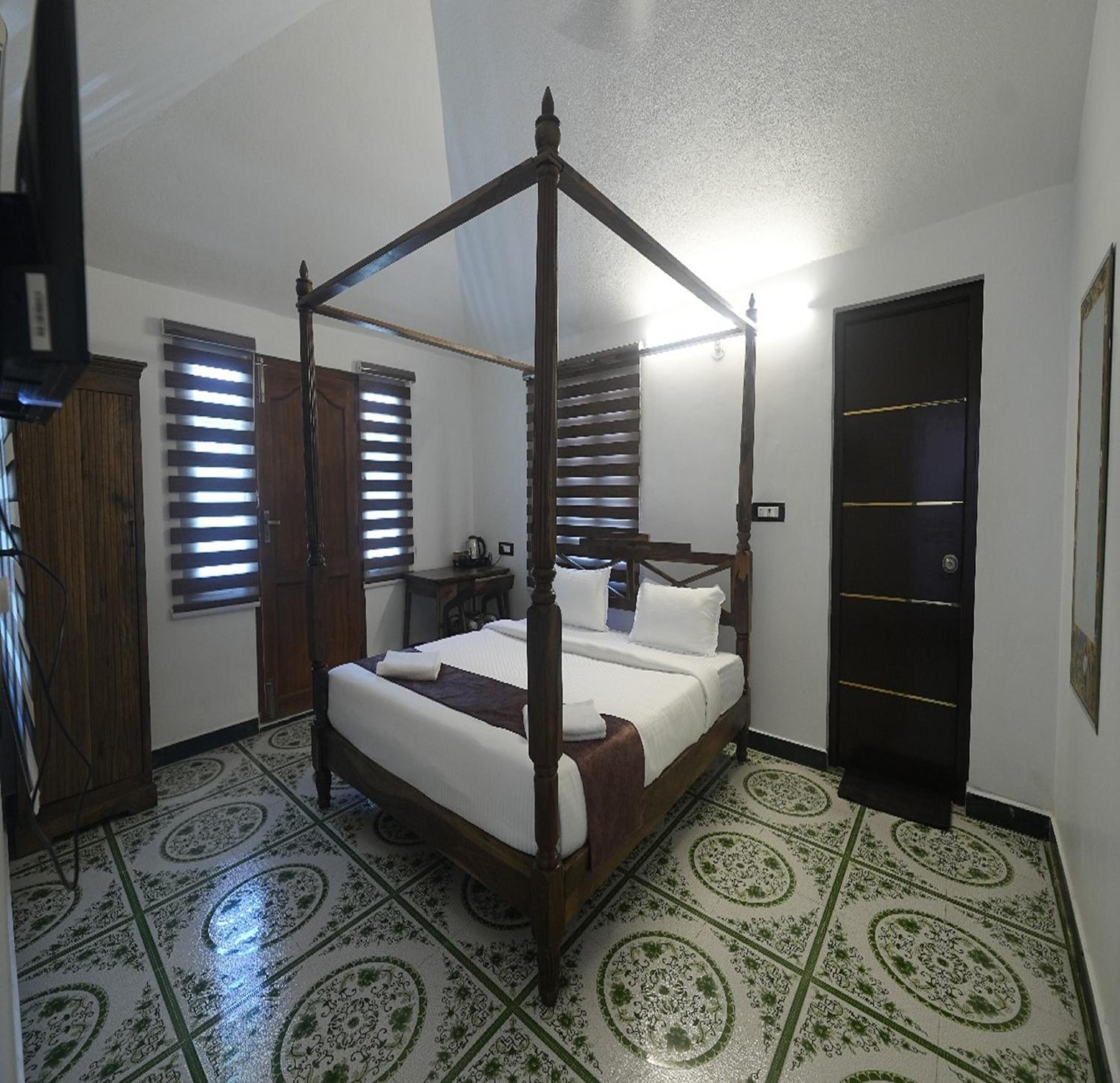 Double Room with Pool View - Photo 7