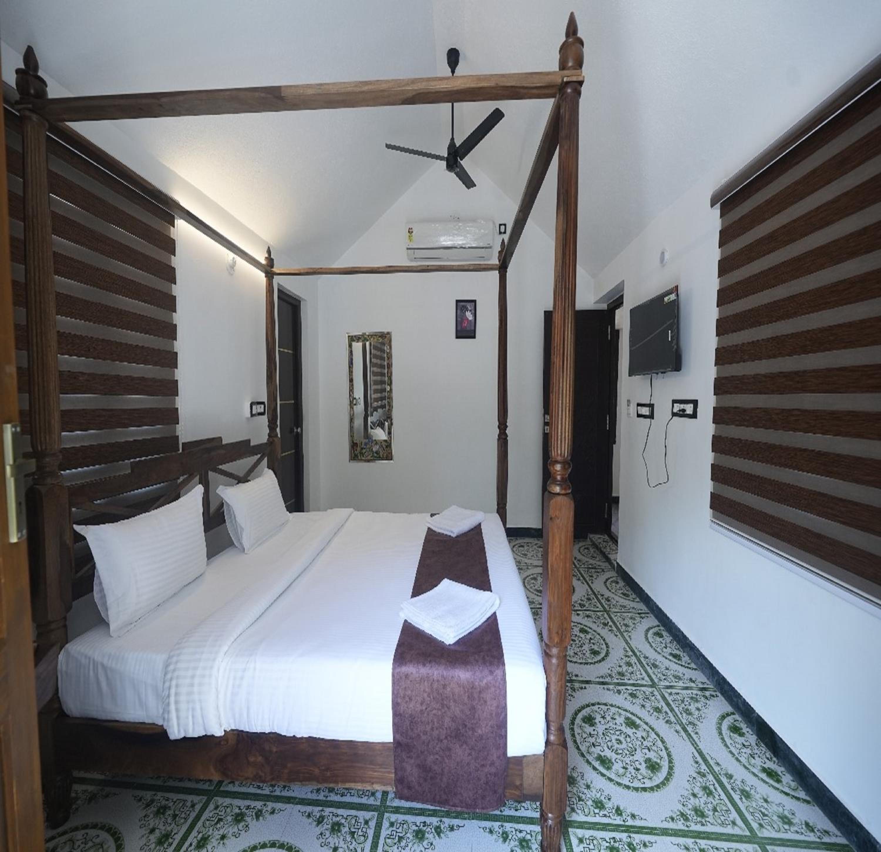 Double Room with Pool View - Photo 9