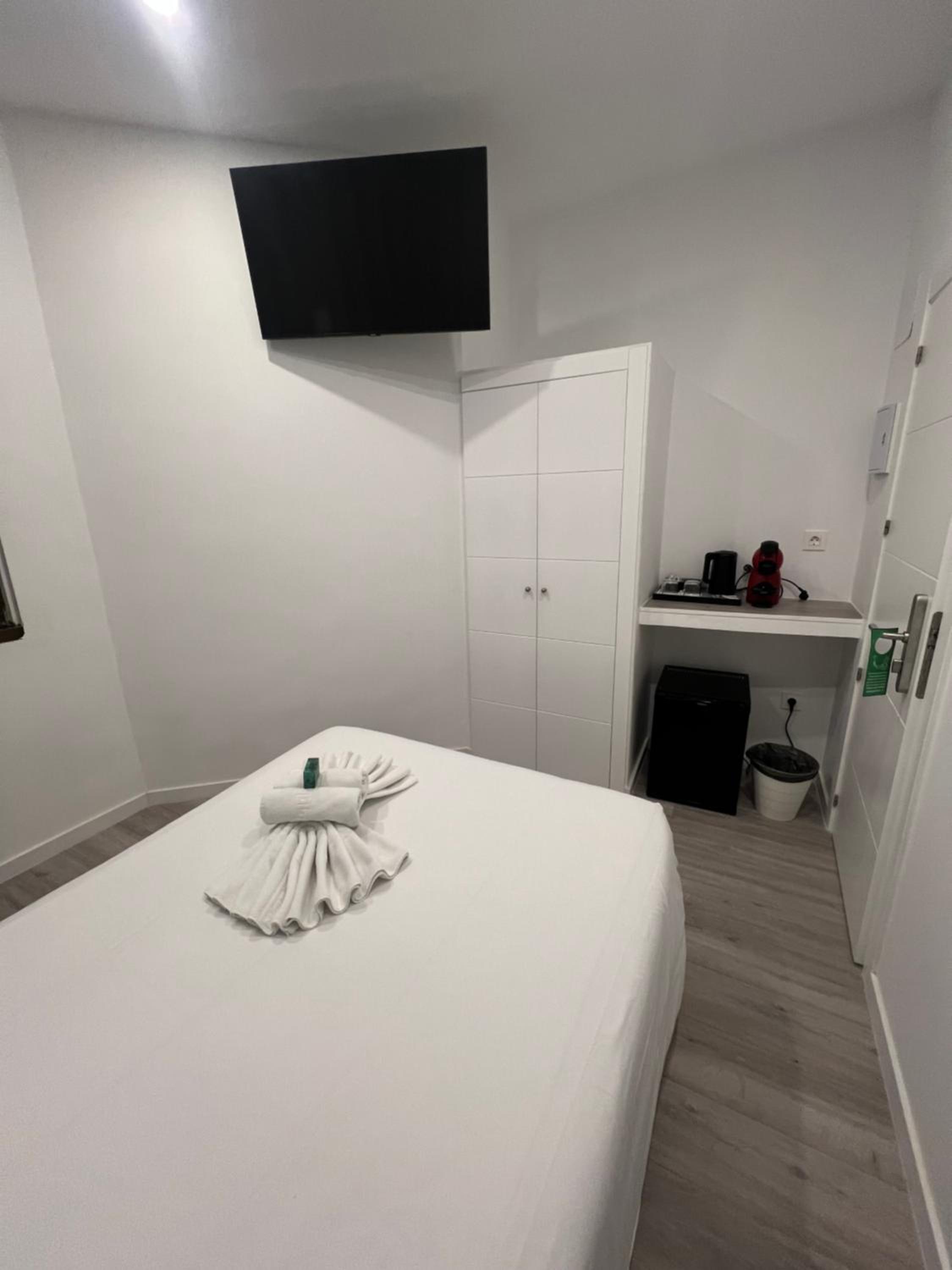 Small Double Room - Photo 6