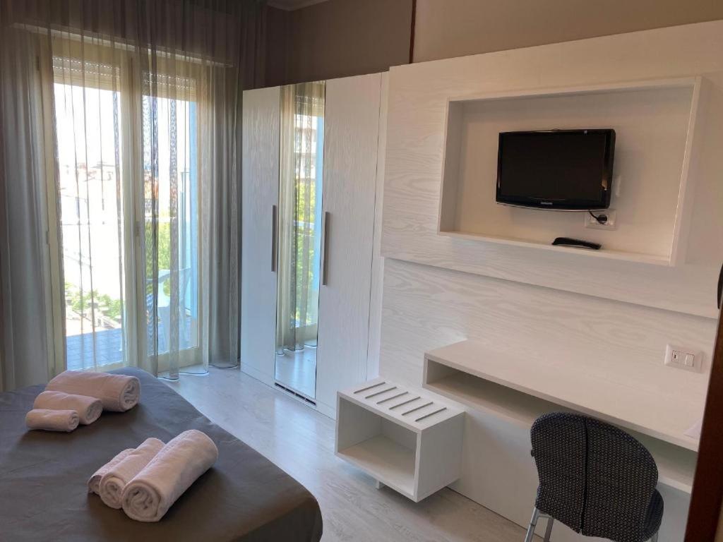 Superior Triple Room with Sea View - Photo 3