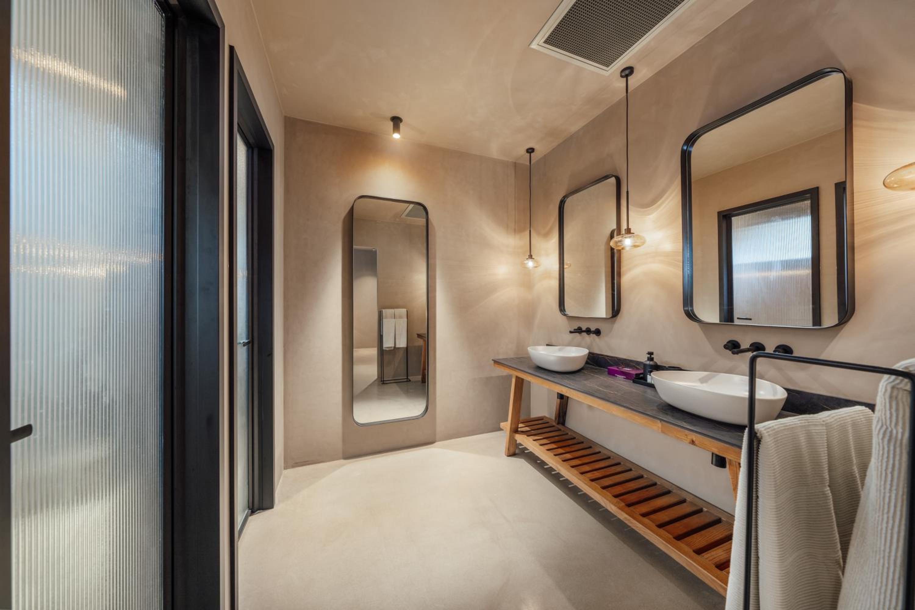 Deluxe Double Room with Bath - Photo 8