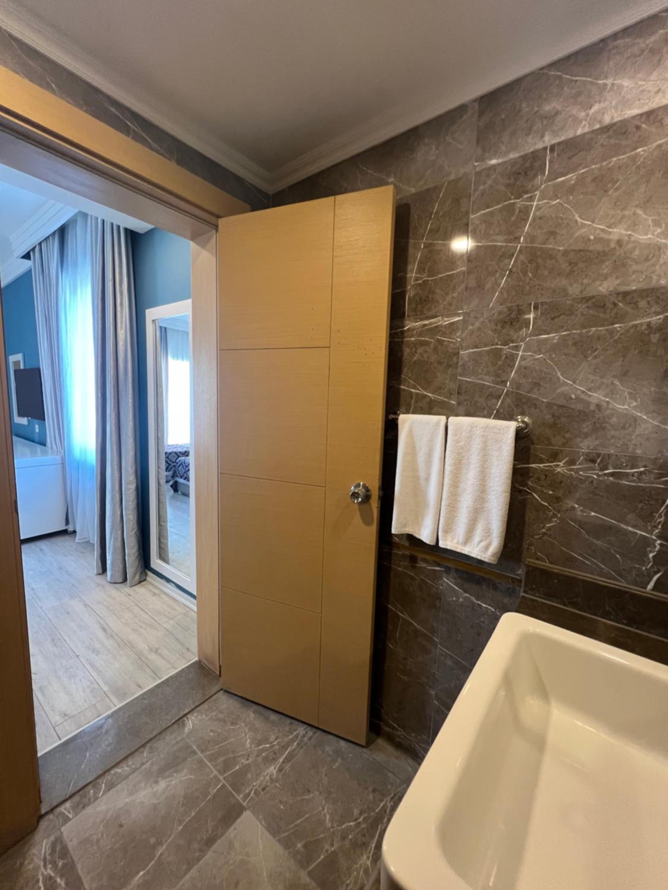 Standard Double Room thumbnail 5