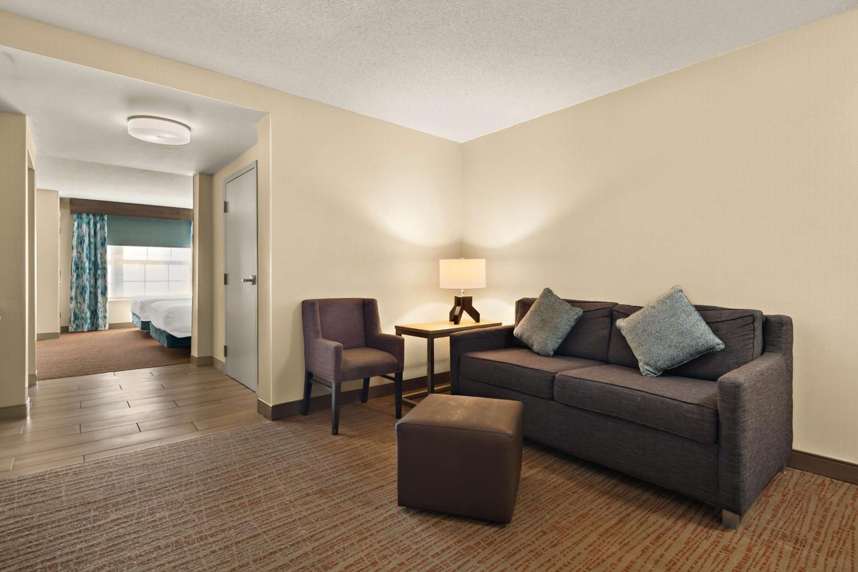 One-Bedroom Queen Suite with Sofa Bed - Photo 3