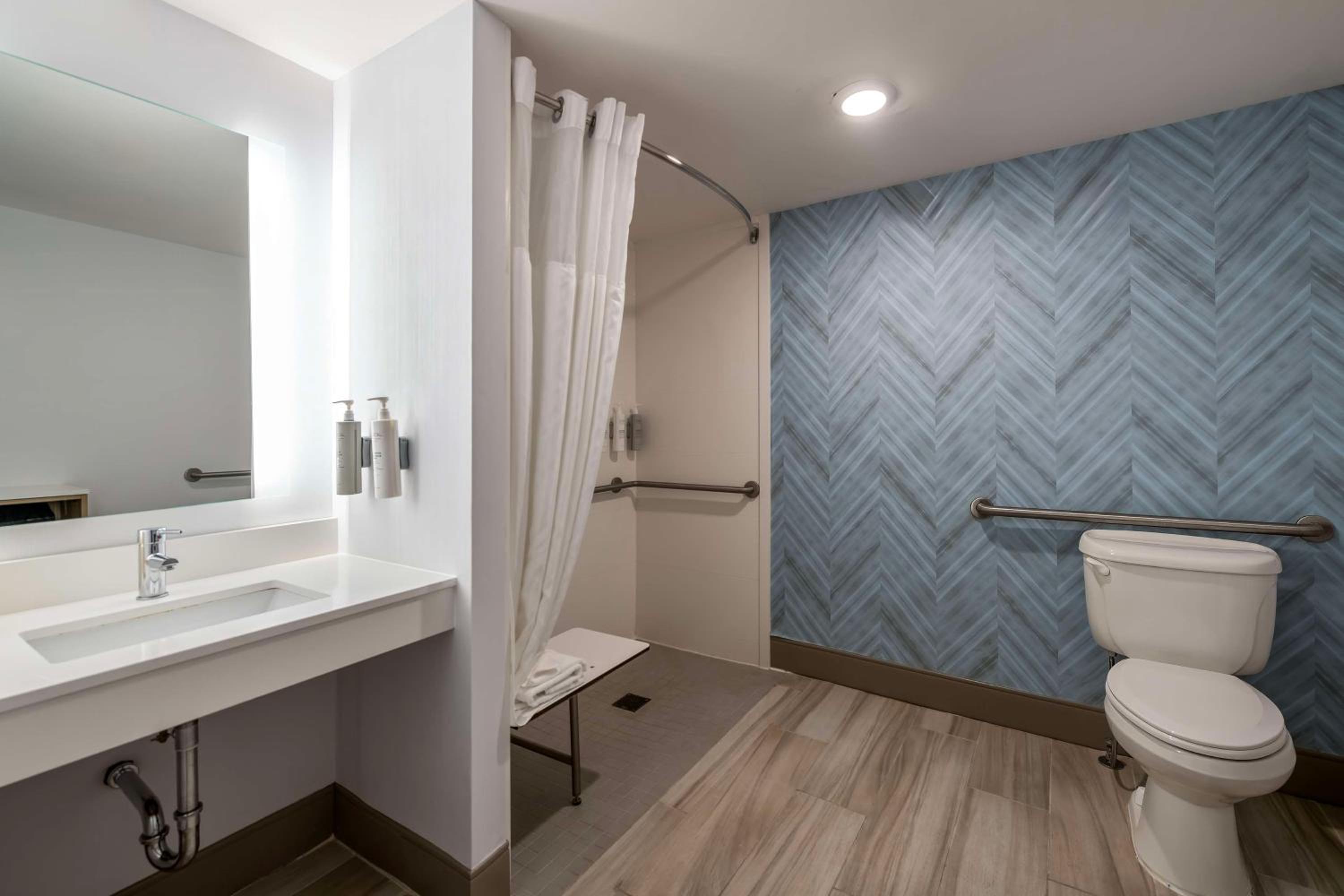 King Room with Roll-In Shower - Mobility/Hearing Accessible - Photo 3